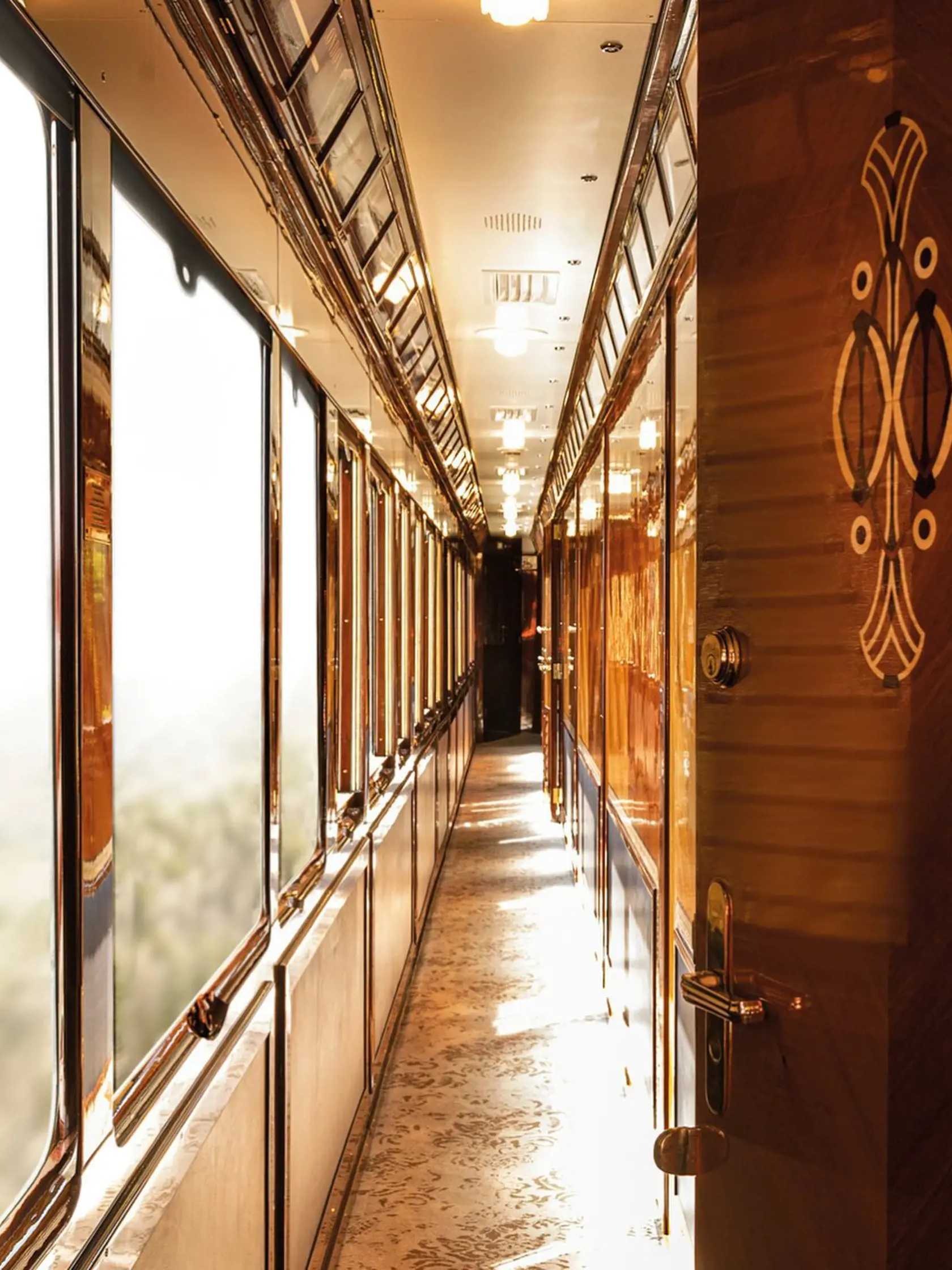 Interiér vlaku Orient Express je zariadený v luxusnom štýle Art Deco.