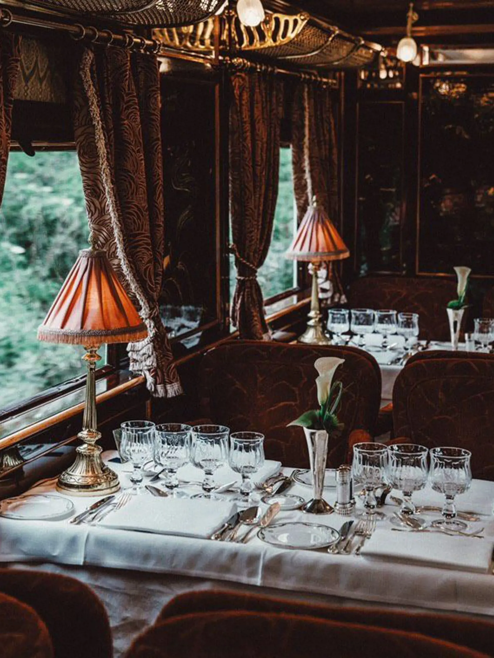 Interiér vlaku Orient Express je zariadený v luxusnom štýle Art Deco.