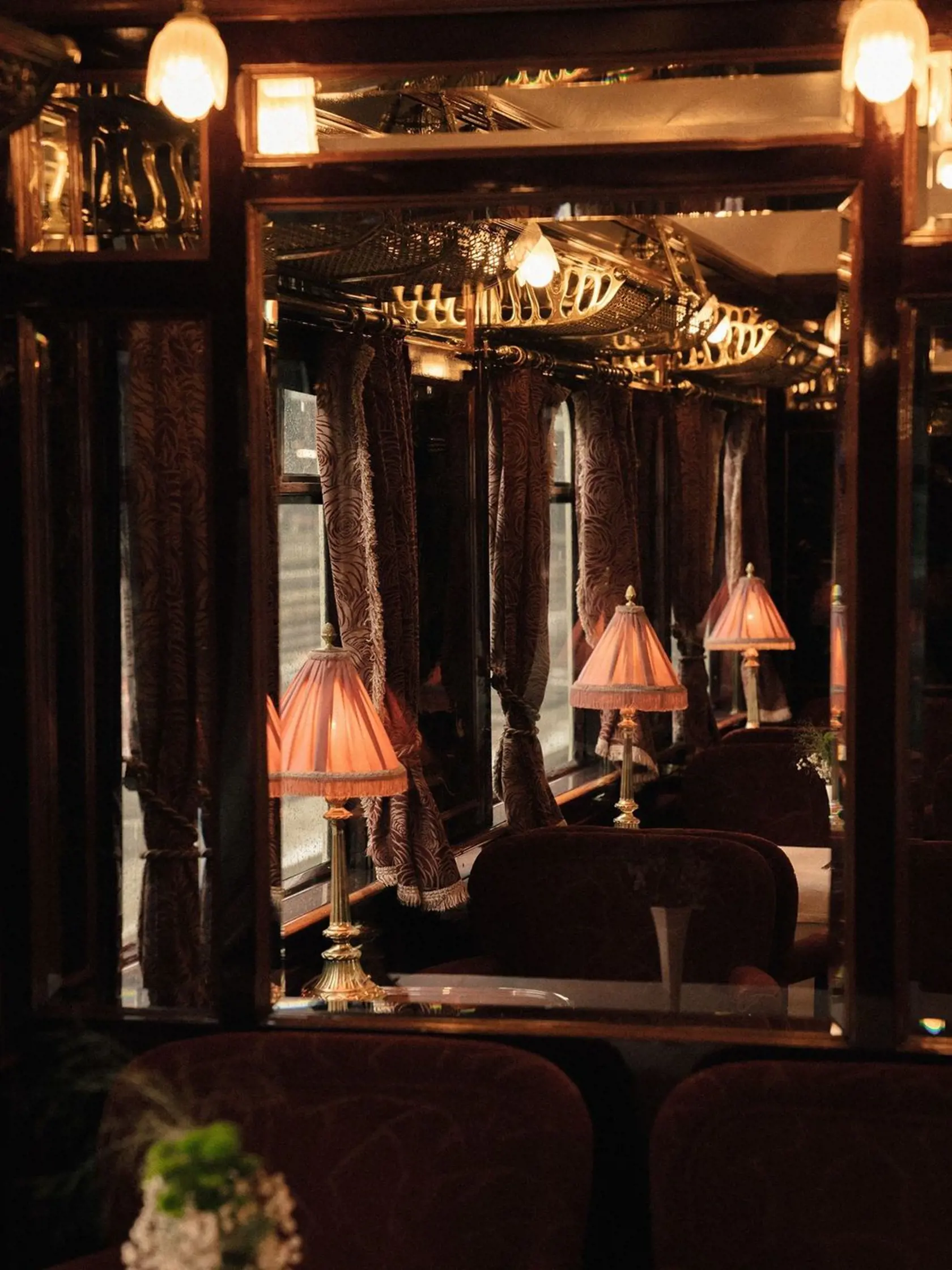 Interiér vlaku Orient Express je zariadený v luxusnom štýle Art Deco.