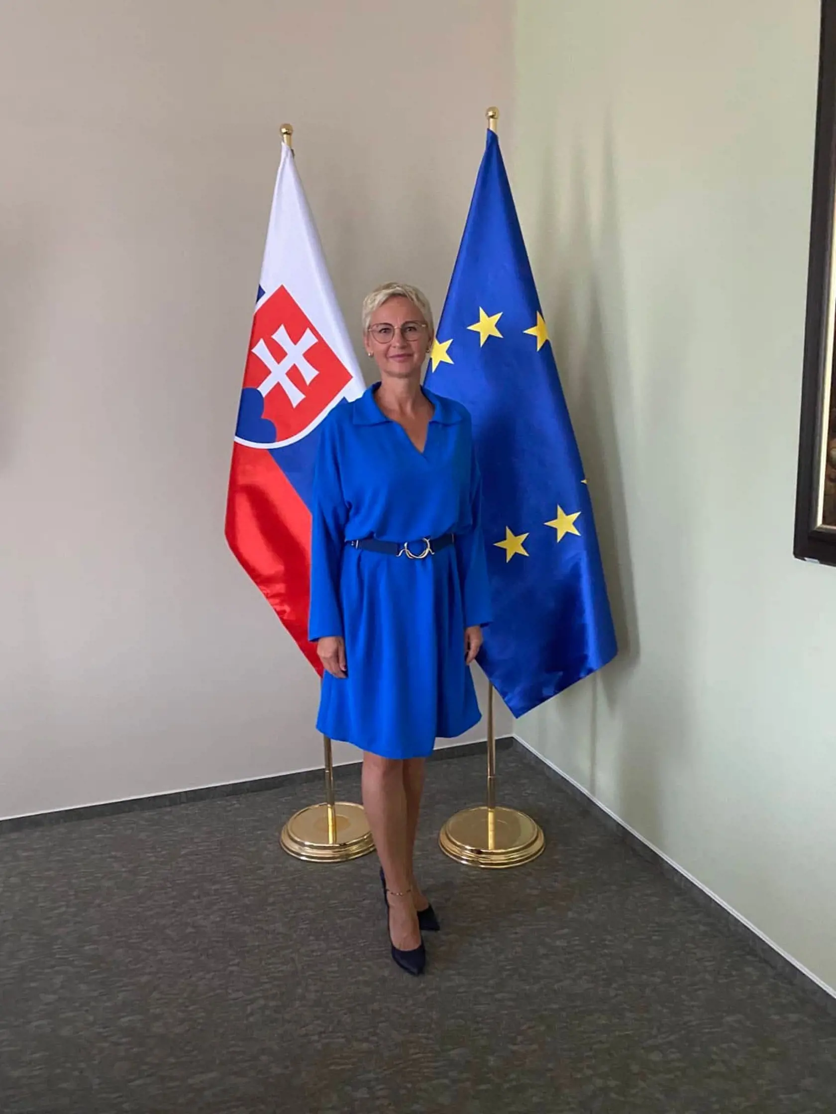 Tu zvolila ležérne košeľové šaty v sýtej modrej farbe, ktorá blondínkam veľmi pristane. Opaskom zvýraznila štíhly pás. Dĺžka je primeraná, akurát. Lodičky ladia a opaskom. Nemám čo vytknúť.