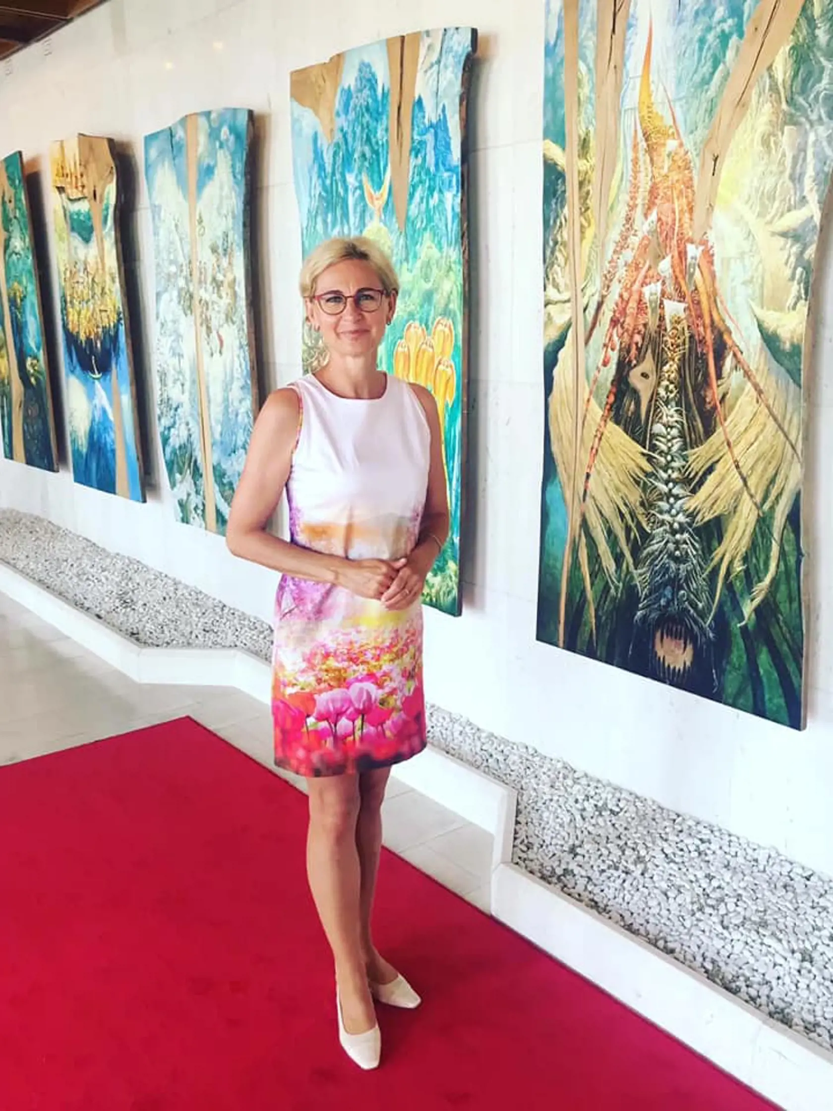 Krásny svieži letný outfit. Pekné puzdrové šaty. Pri každom stylingu tam vidím “podpis” pani poslankyne. Je veľmi kreatívna a hrá sa s farbami, čo sa mi osobne veľmi páči. Dĺžka šiat predlžuje nohy. A oceňujem aj okuliare, ktoré prispôsobuje celkovému dojmu.