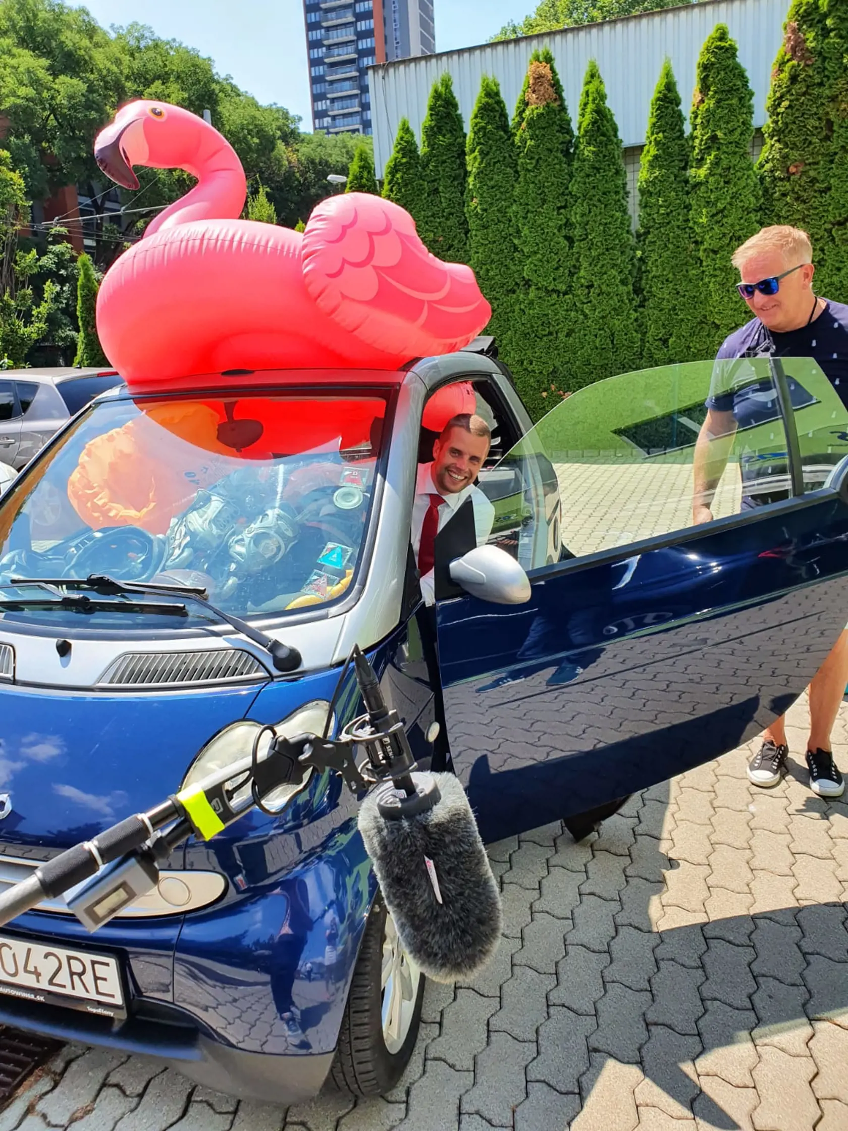Martin Klus s nafukovacím plameniakom - očkovacia kampaň