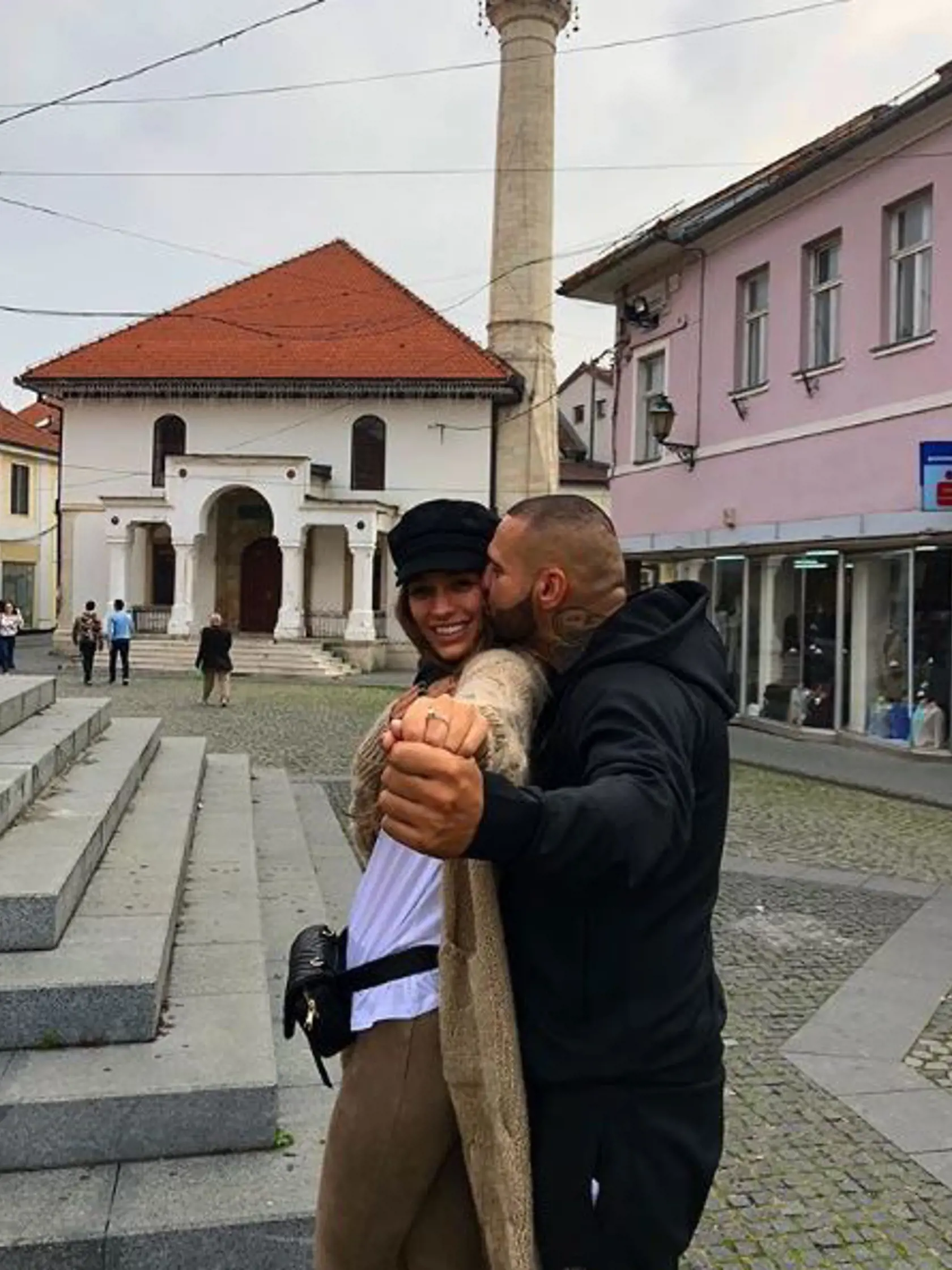 V čase, kedy sa čerství rodičia zasnúbili, bola Jasmina tehotná.