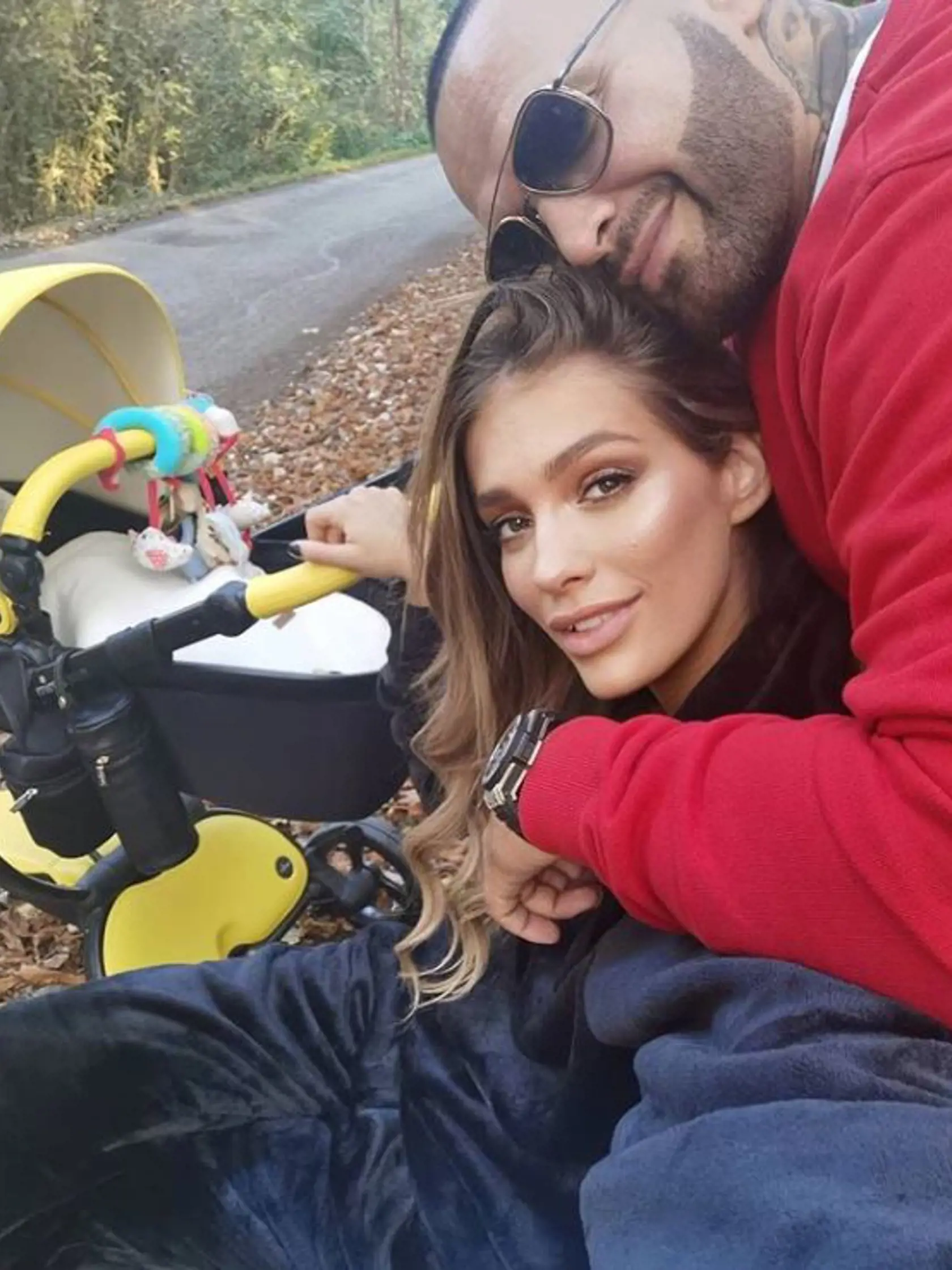 Jasmina Alagič a Rymus na prechádzke so synom. Ten sa vyváža v novom žltom kočíku.