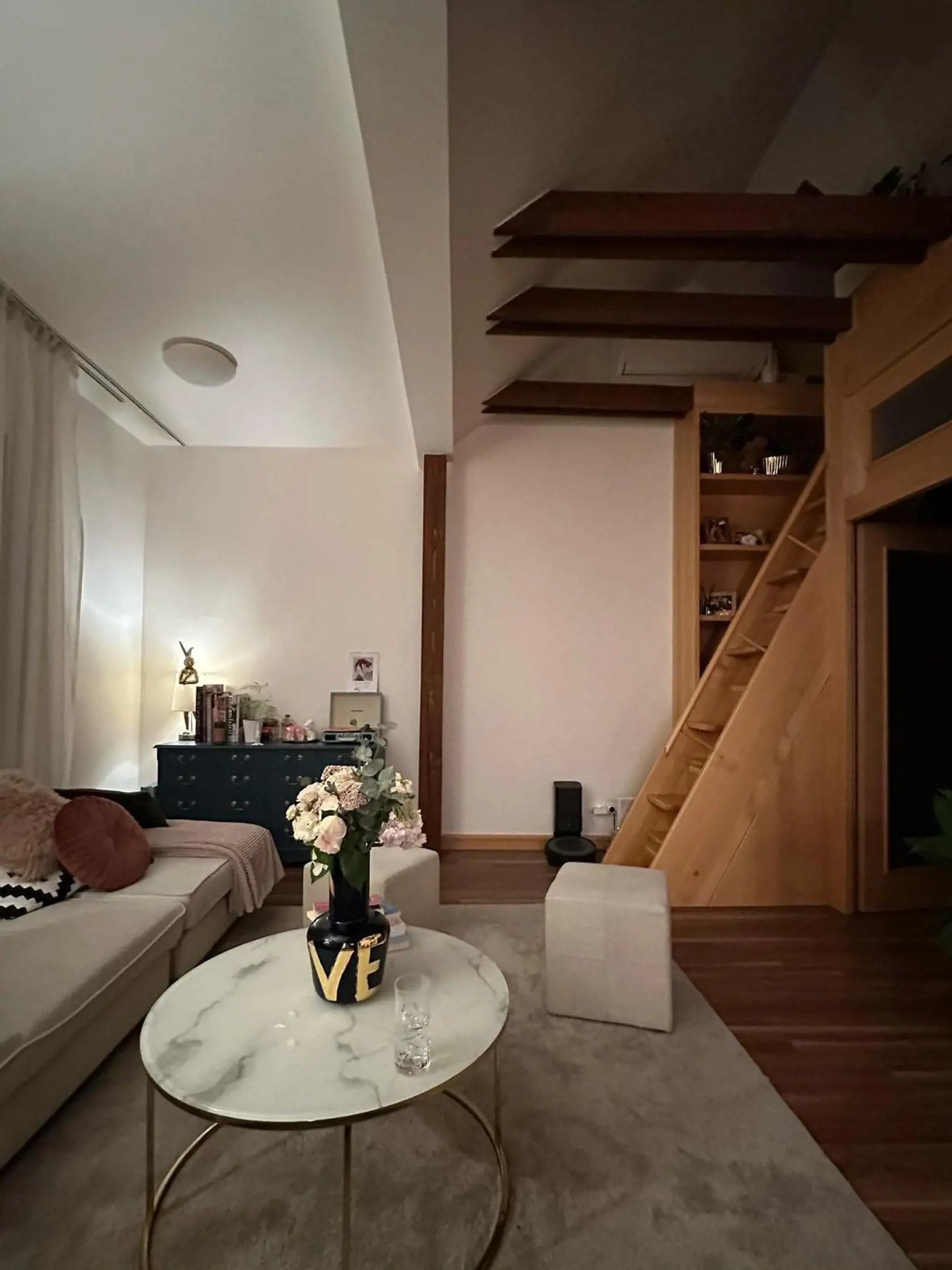 Komička a moderátorka Evelyn si bude bývať ako v bavlnke. Pôvodný pohľad na schody na strešnú terasu.
