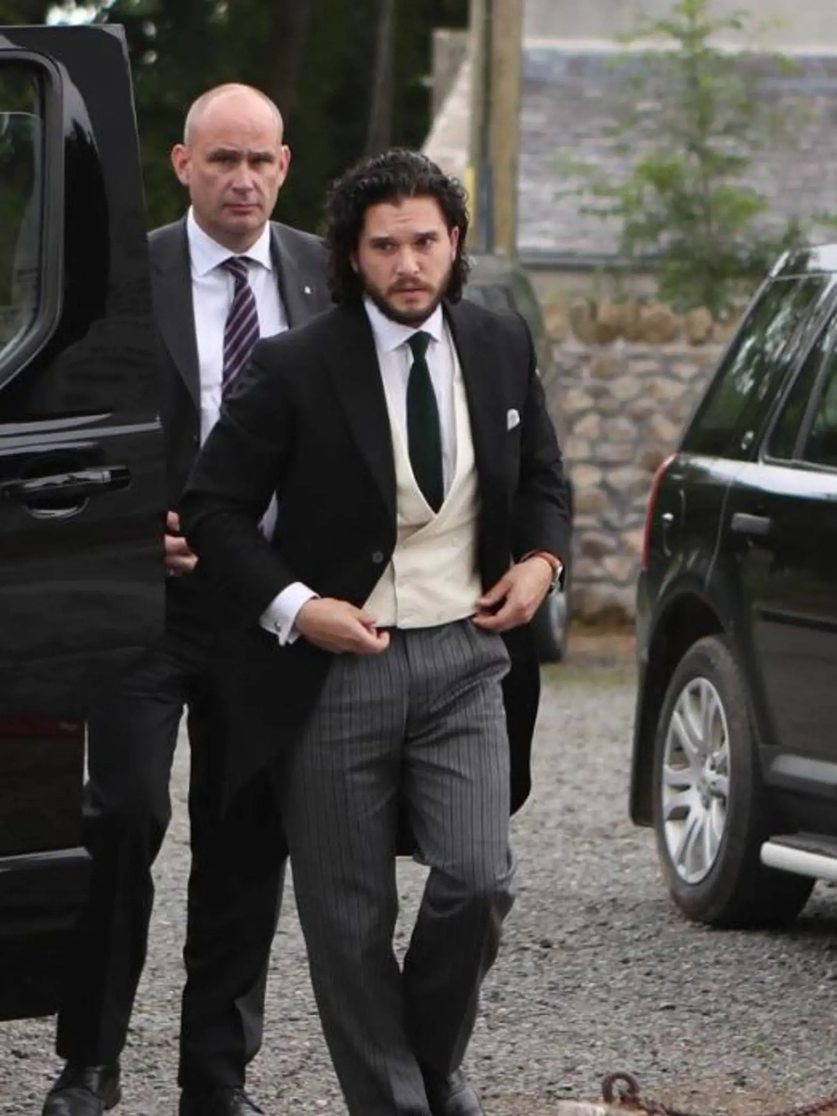 Anglický herec Kit Harington a jeho škótska kolegyňa Rose Leslie si dnes povedia spoločné áno. 