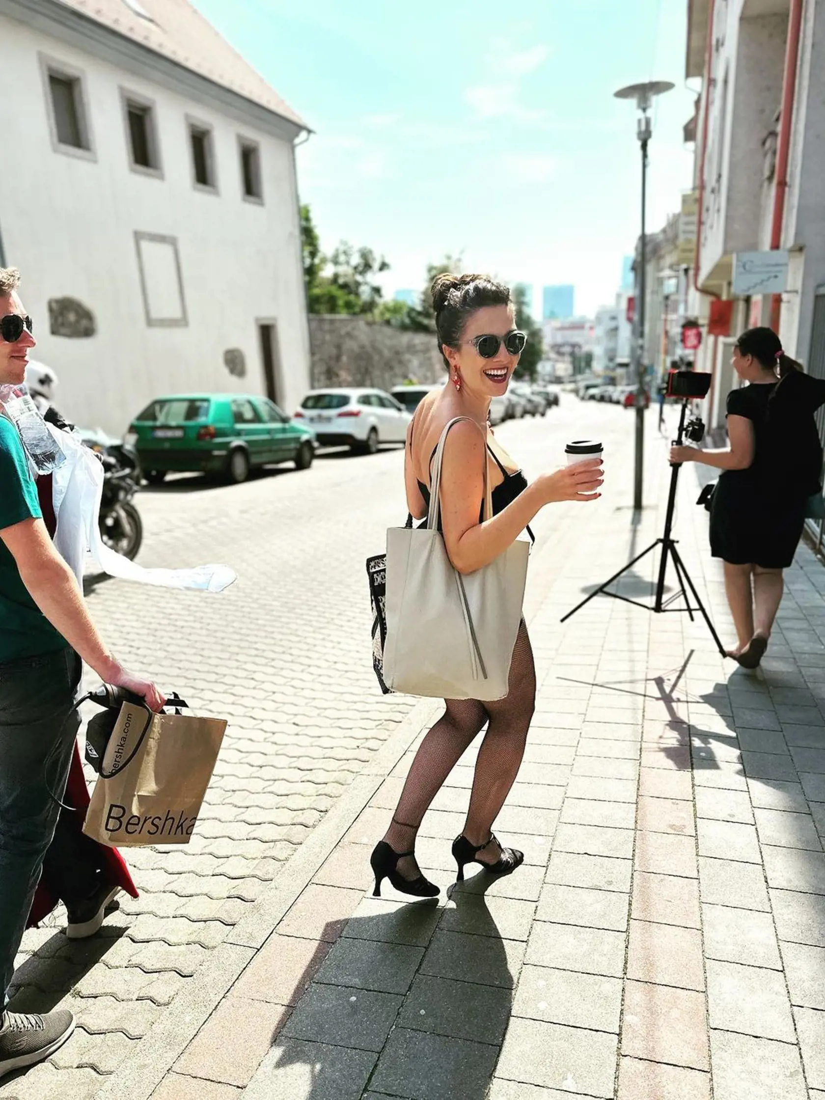 Lucia Siposová v dráždivom outfite v uliciach mesta. Išlo o nakrúcanie študentského filmu.