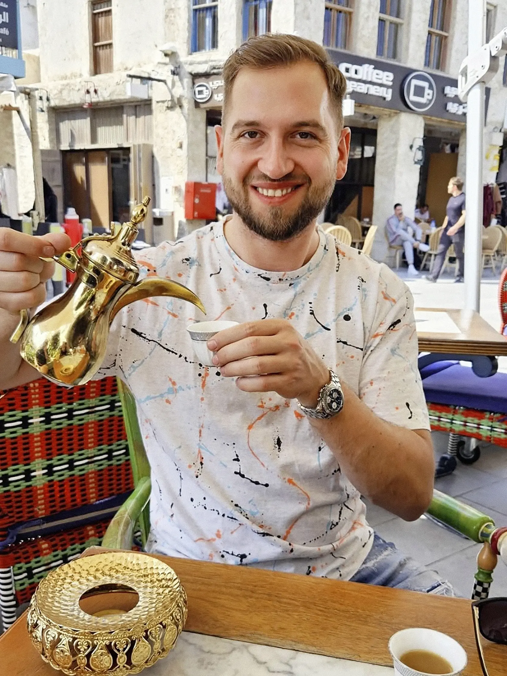 Pred rokom na dovolenke. V Katare si pripomenul, že je super makať na sebe a mať o desať kilogramov menej, stihol s kamarátom dobehnúť na loď.