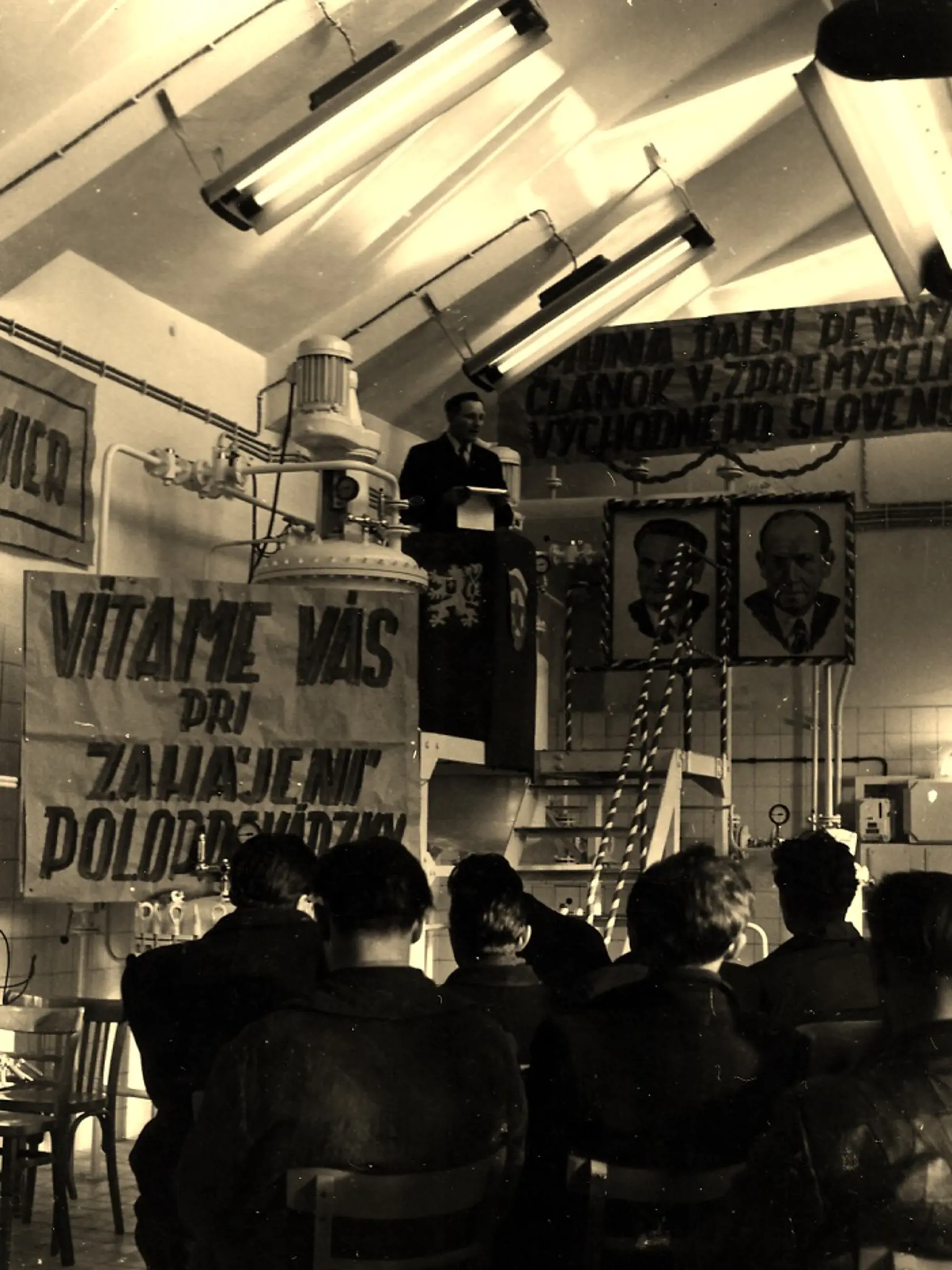 Historické foto z výroby v štátnom podniku Imuna Šarišské Michaľany.