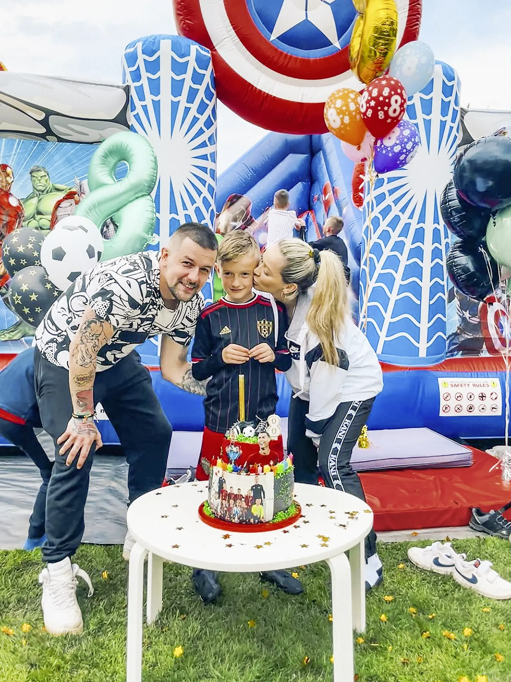 Nešetrili. Dominika Mirgová sa buchla po vrecku a malému vystrojila honosnú garden party.