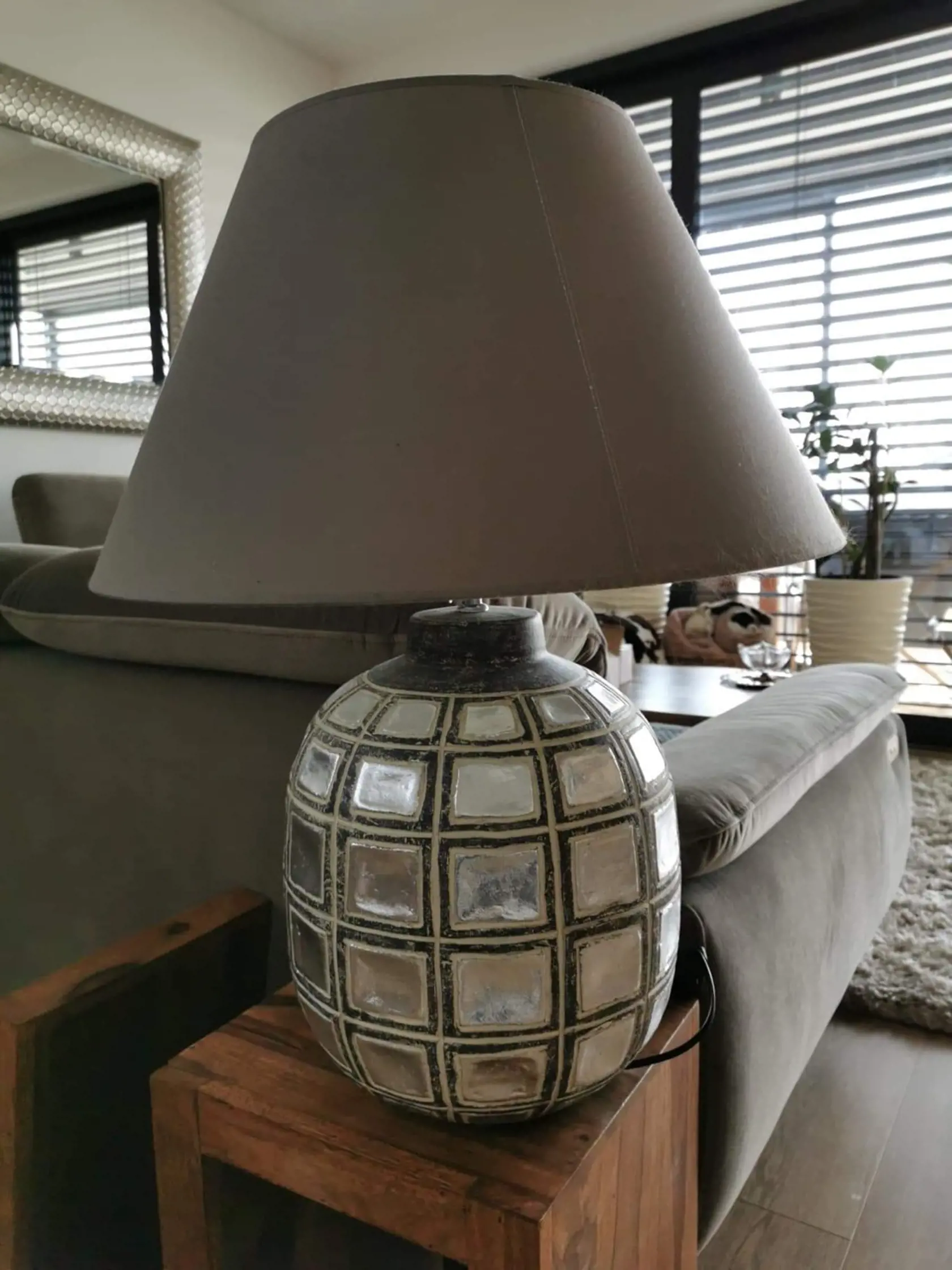 Stolové lampy sú pri každom mieste slúžiacom na posedenie v dome Tonky Mačingovej .