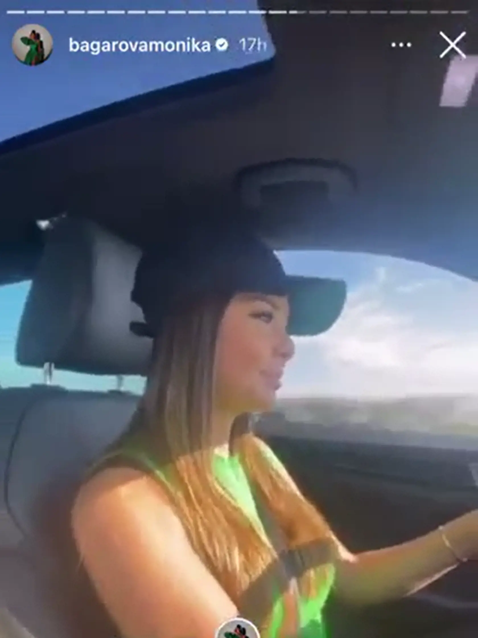 Takto Monika predstavila kúsok z piesne v novom albume. Vo videu na Instagrame spieva slová, ktoré určite patria Machovi. "Žiadne ďalšie šance, už mi prosím ťa nevolaj. Beriem si veci, kľúče nechávam na stole. Šťastie a radosť teraz už nevymením za bolesť. Nie, nie je to láska, keď vo tvojom svete nie je dosť vzácna."