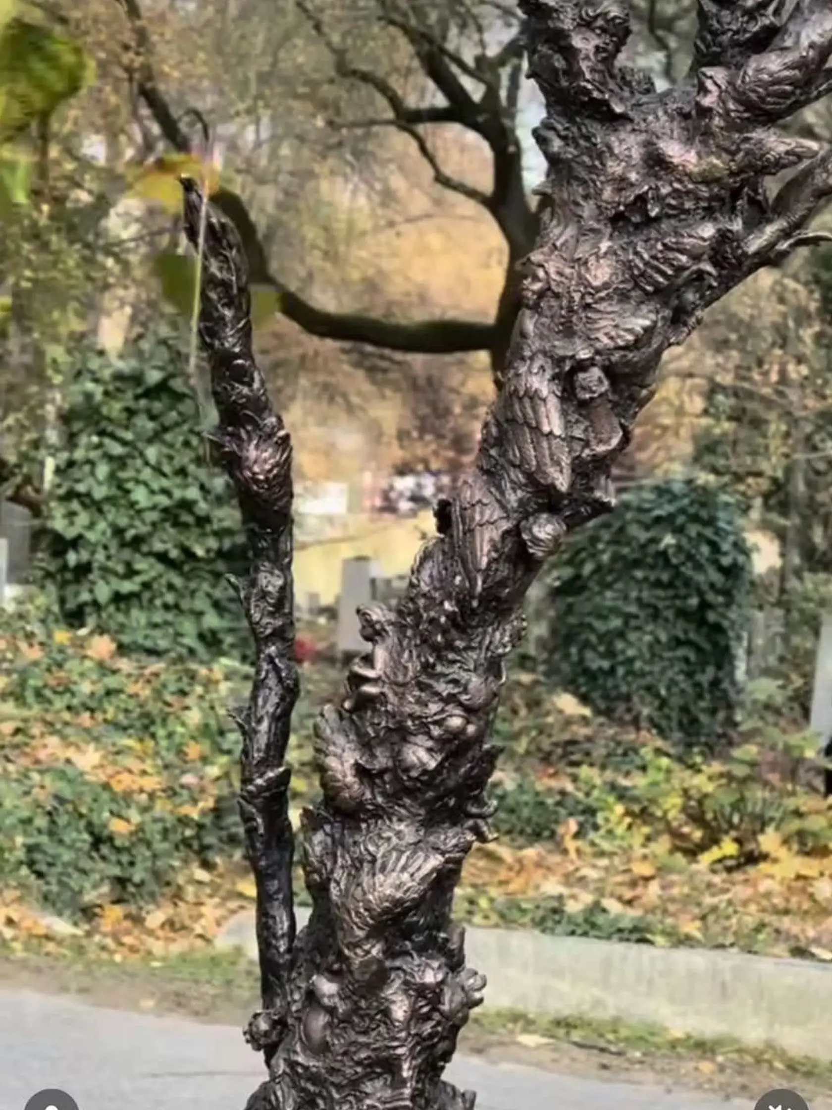 Vdova Ivana Gottová nechala vyrobiť novú sochu pri hrobe manžela Karla Gotta - bronzový strom z anjelikov, ktoré mu fanúšikovia nosili na miesto jeho posledného odpočinku. 