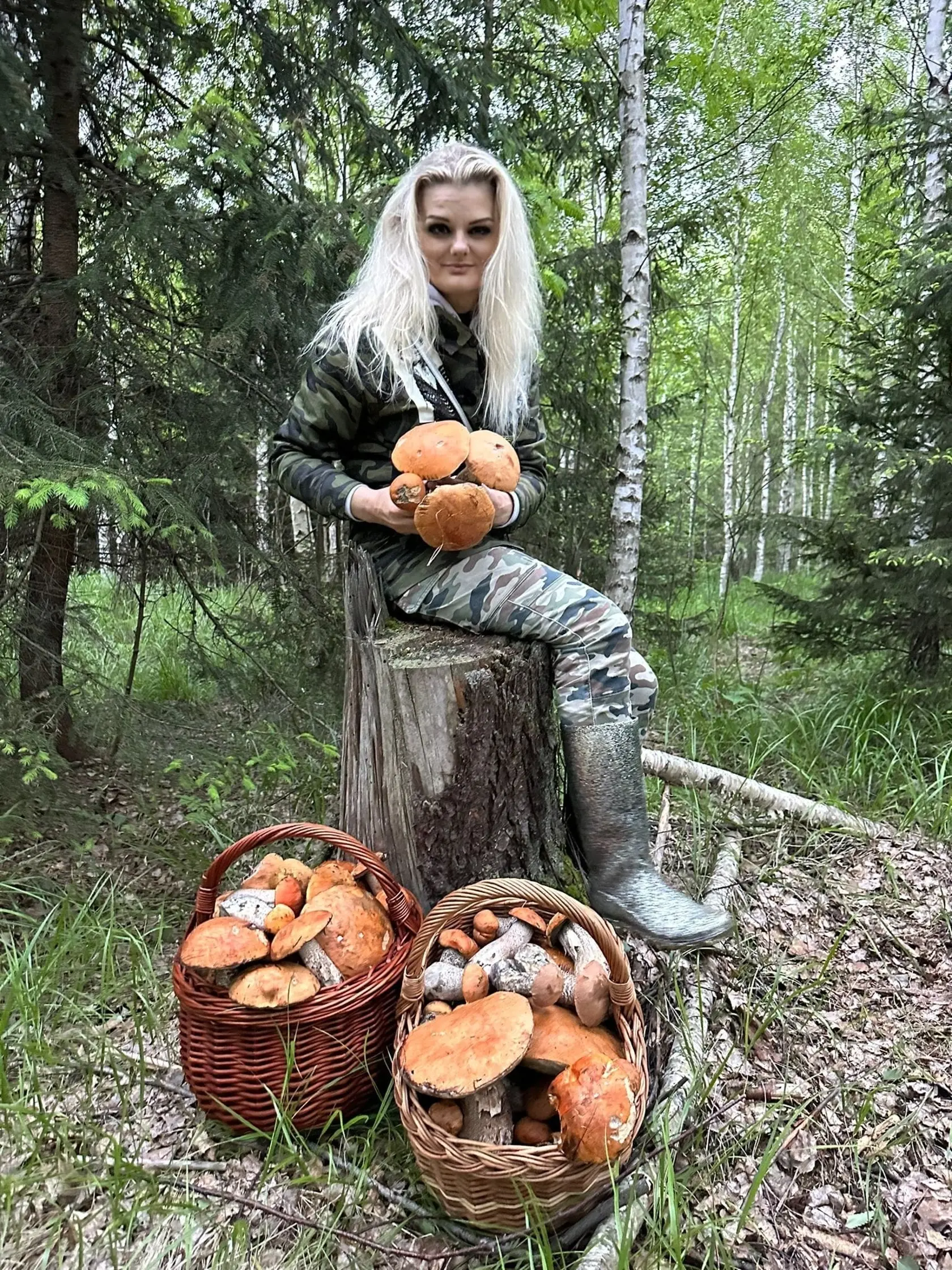 Monika na zábere o sebe tvrdí, že je vášnivá hubárka.