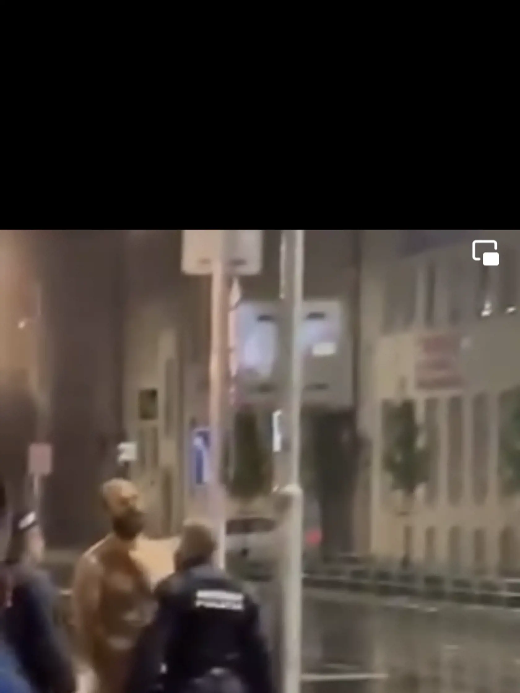 Za mužom sa vybrali aj dvaja príslušníci mestskej polície. Exhibicionista sa k jednému z nich otočil a po pár slovách dal policajtovi facku.
