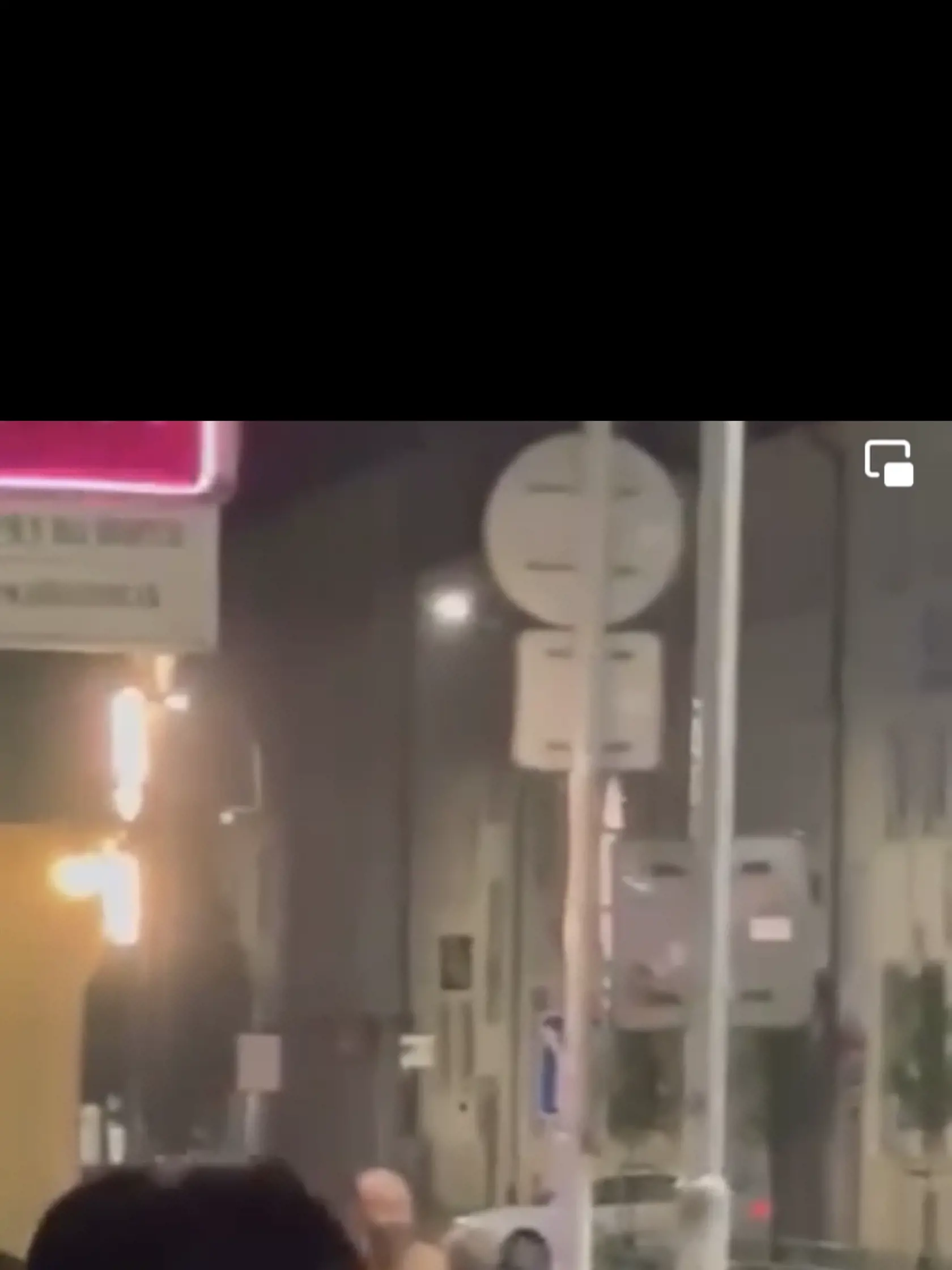 Za mužom sa vybrali aj dvaja príslušníci mestskej polície. Exhibicionista sa k jednému z nich otočil a po pár slovách dal policajtovi facku.