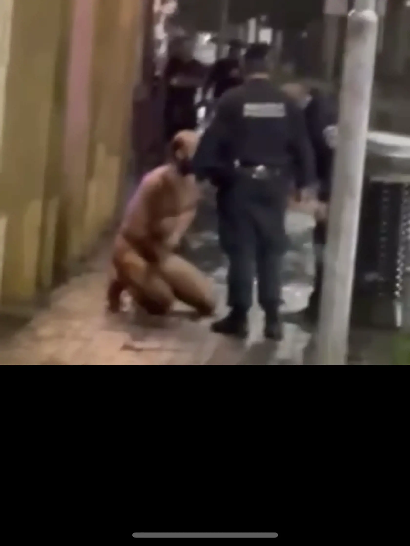 Na videu, ktoré zverejnil anonymný člen vo facebookovej skupine Nitra vidieť, ako sa zdatný muž v sychravom nočnom počasí prechádza po Mostnej ulici akoby nič.