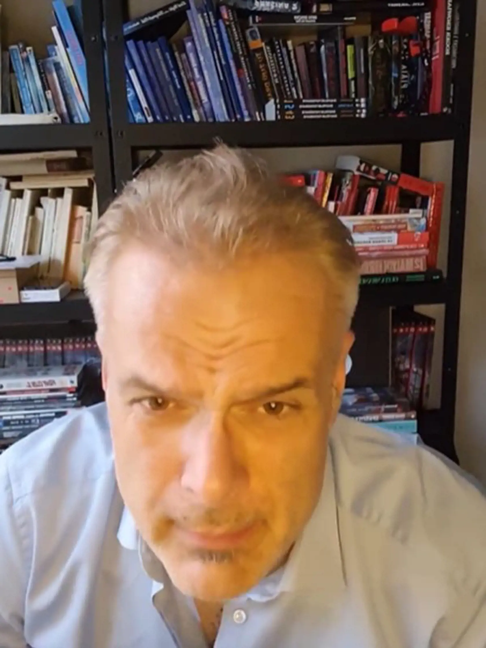 Slávikovi vlasy pekne podrástli.