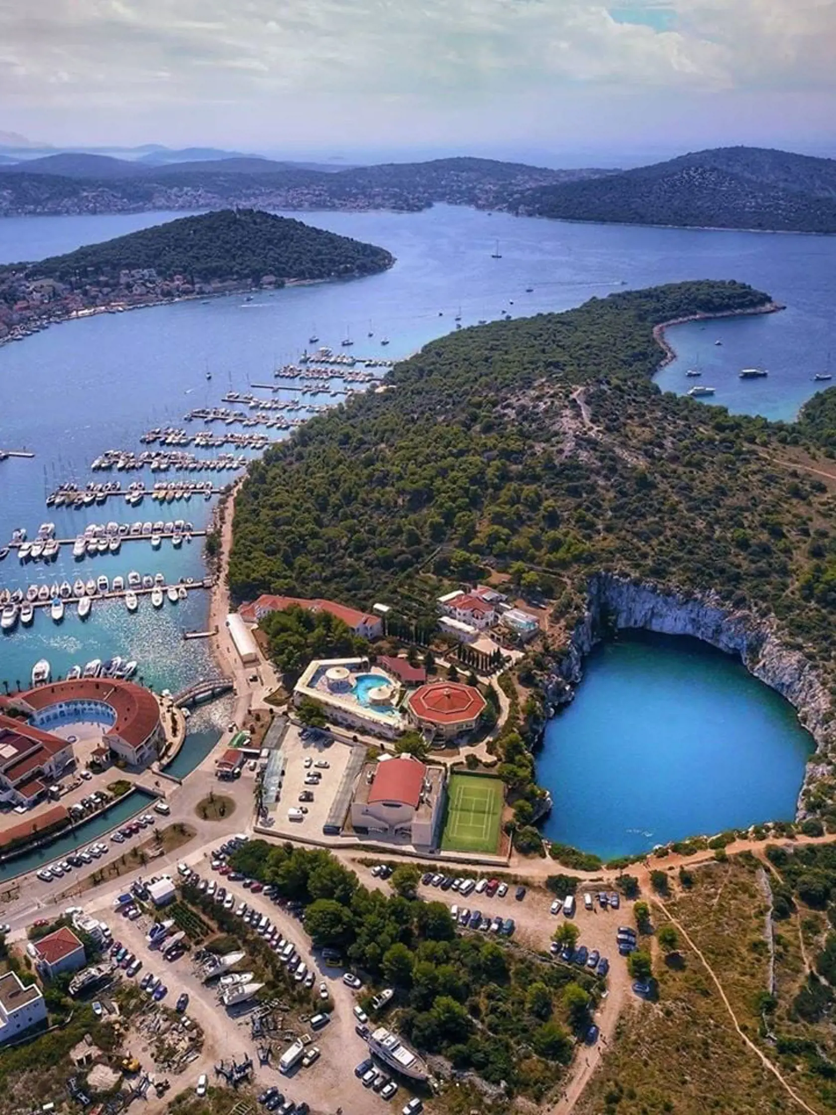 V Rogoznici majú aj zvláštneho fenomén – jazero Zmajevo oko (Dračie oko), ktoré sa nachádza neďaleko od najkrajšieho prístavu na Jadrane, v marína Frapa. K tomuto 15 metrov hlbokému jazeru sa viaže množstvo legiend o drakoch či hrdinoch z gréckej mytológie.