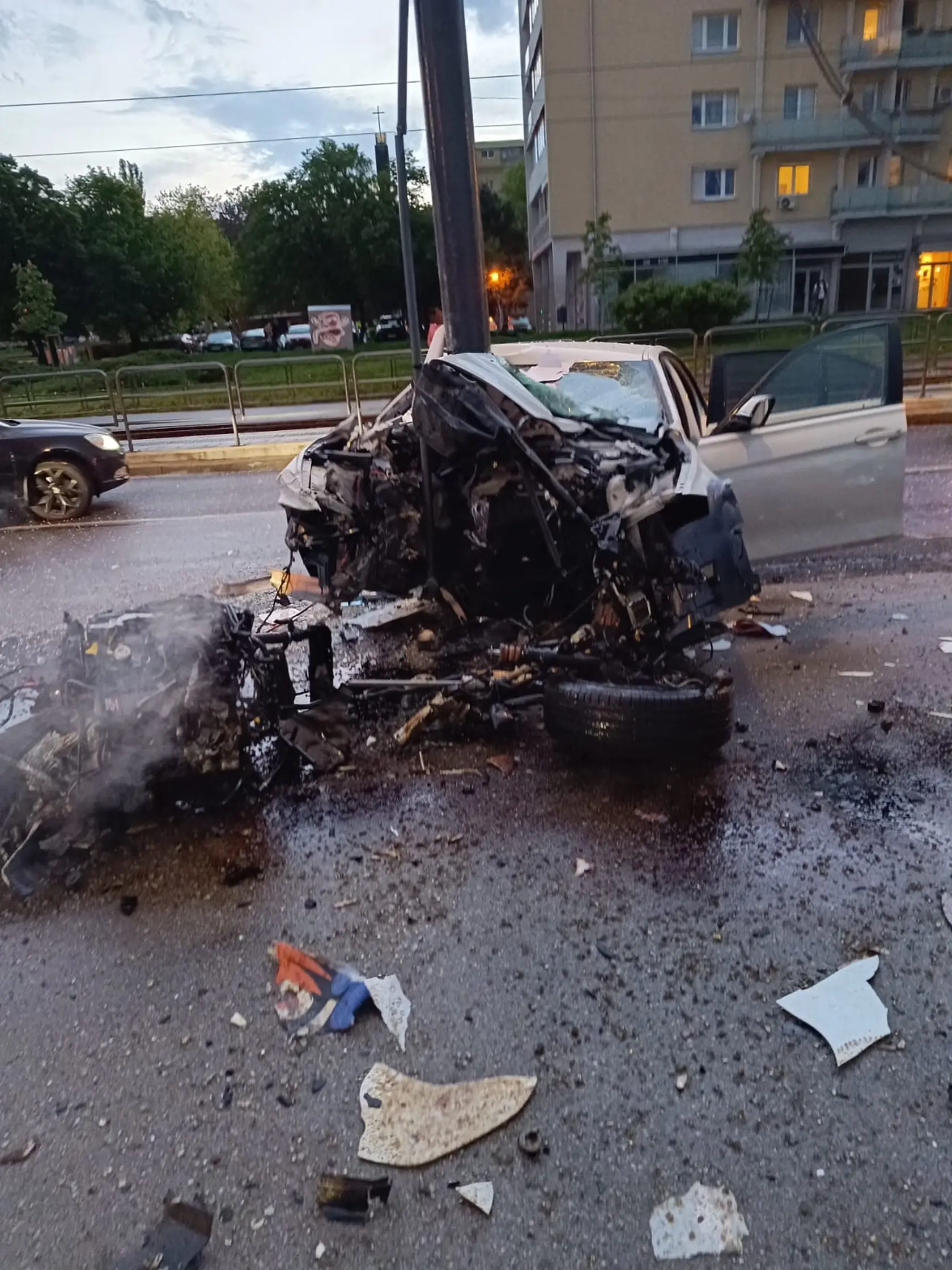 Na križovatke ulíc Račianska a Riazanská v Bratislave sa dnes v noci stala vážna dopravná nehoda. Osobné vozidlo značky BMW narazilo do stĺpa verejného osvetlenia. Predná časť auta je takmer úplne zničená.