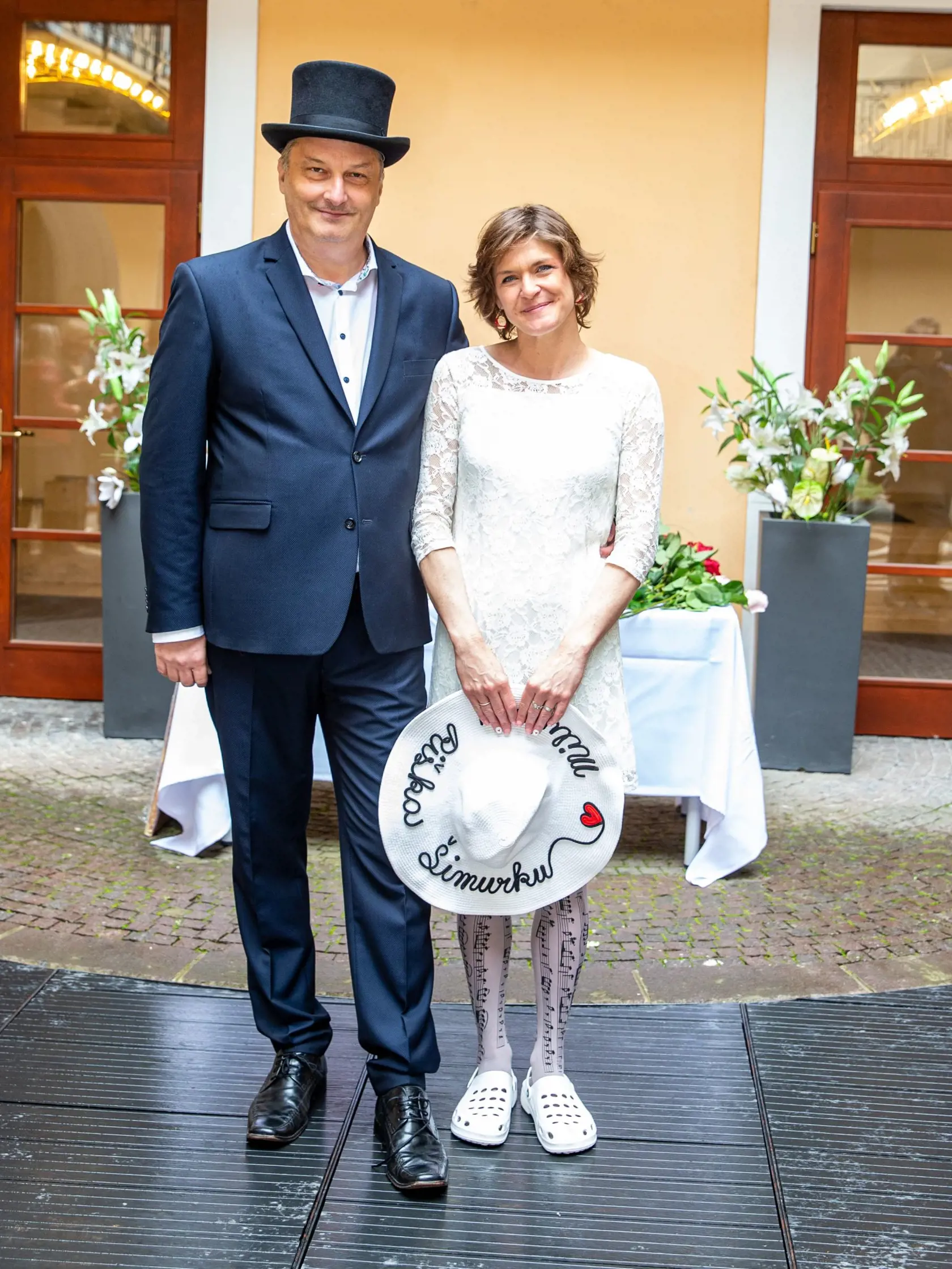 15. máj 2021: Svadba Kataríny Feldekovej. Nevesta zvolila namiesto svadobných šiat covid skafander. Z neho sa potom vyzliekla do krátkych čipkovaných šiat s kroksami.