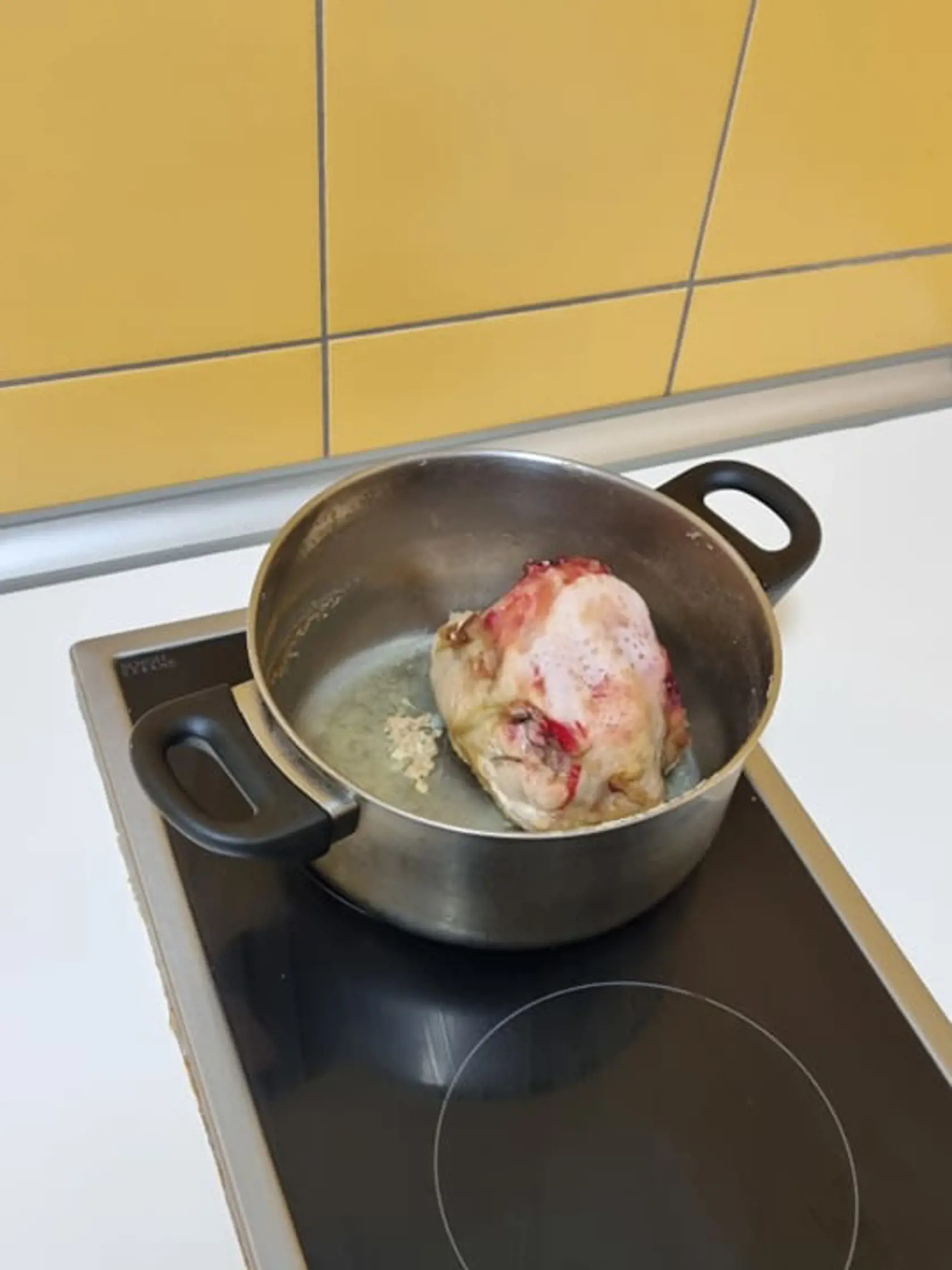 Niekto nechal v kuchynke pokazené mäso.