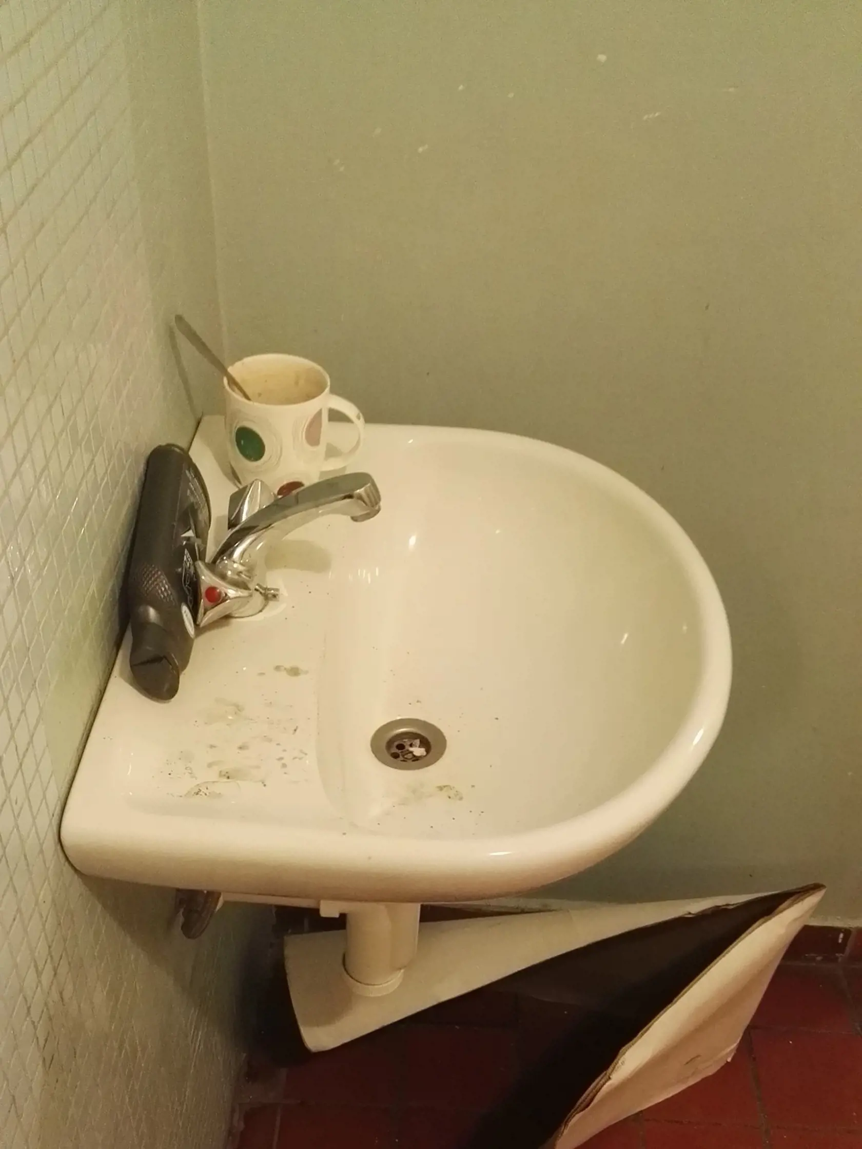 Špinavé umývadlo a neporiadok v kúpelni.