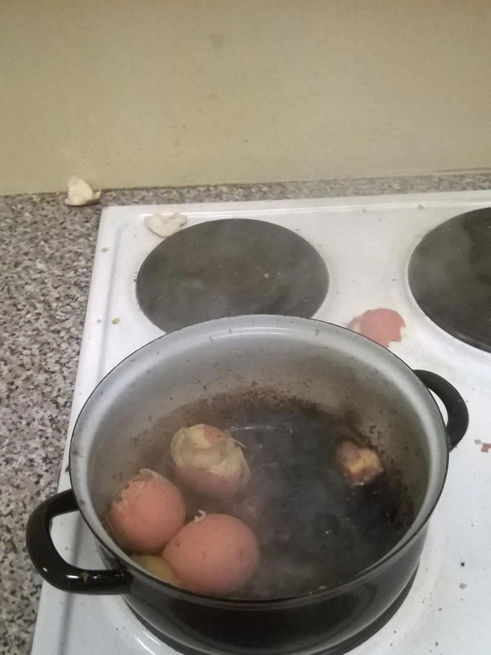 Pokazené vajíčka v kuchynke.