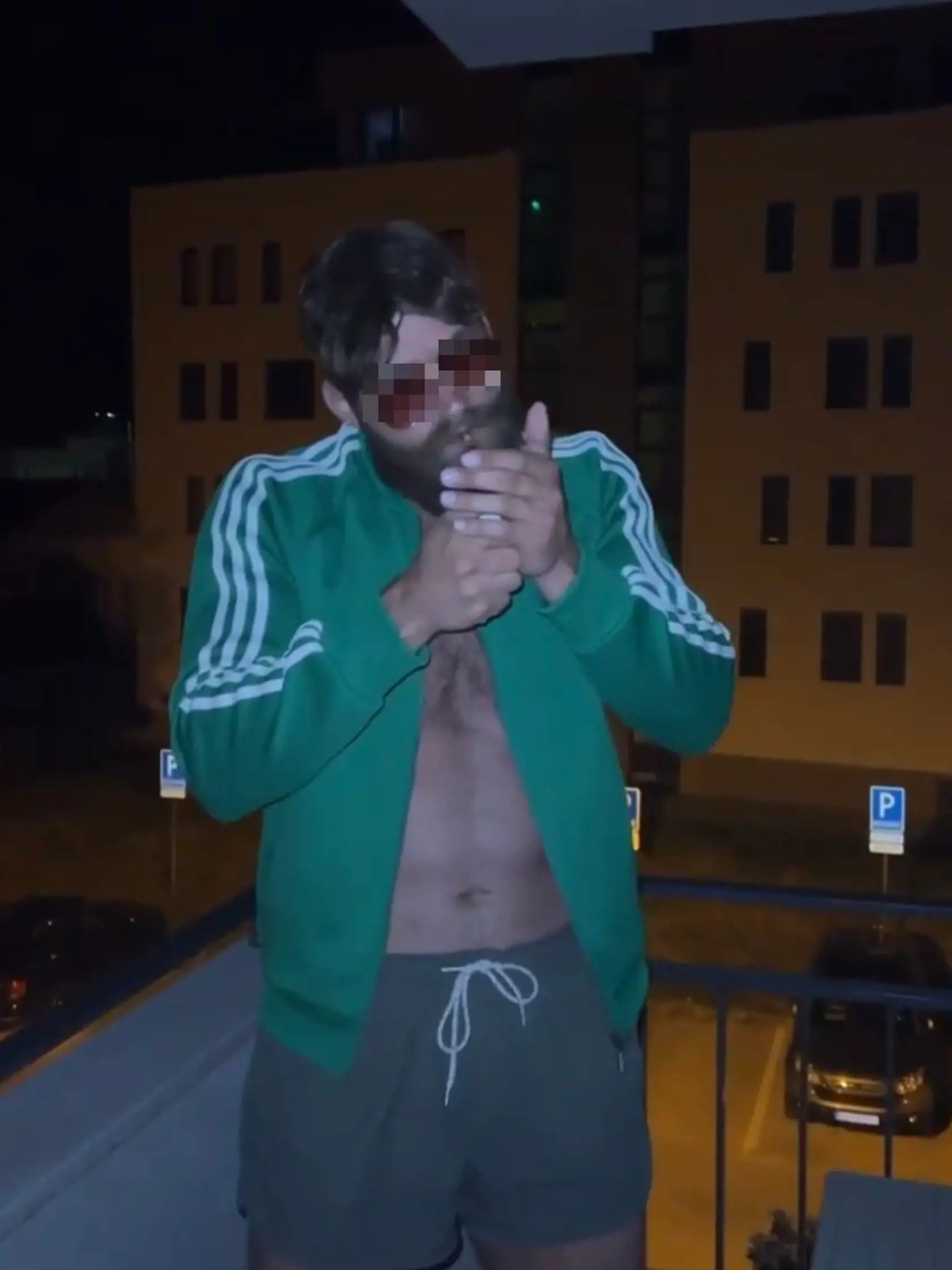 Podľa slov náčelníka nitrianskej mestskej polície Erika Duchoňa javil pri nočnom incidente v uliciach Nitry známky požitia omamných látok.