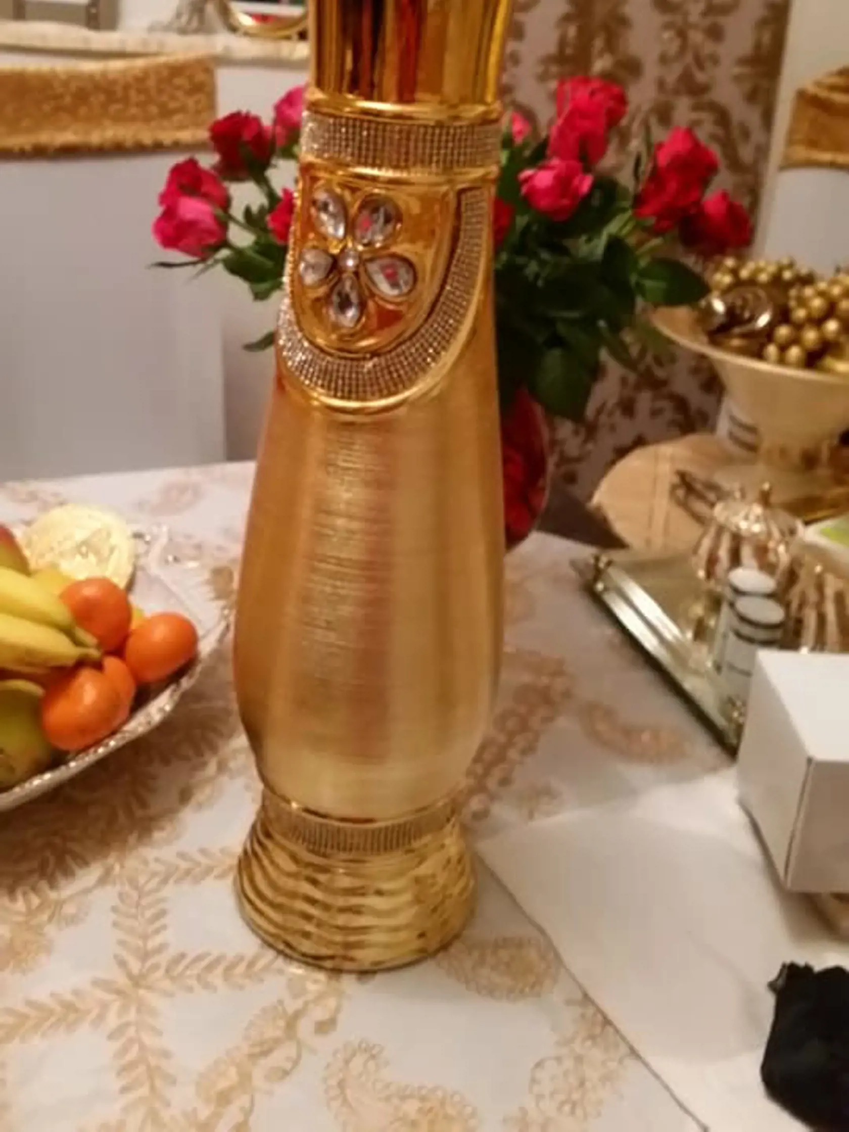 Zlatom zdobia aj jedálenský stôl. Rodina zosnulej Prešovčanky Zlatice Balážovej (†53), ktorú volali Ťumy, a ktorá dlhodobo žije v Anglicku, si na Vianoce potrpí na bohatú gýčovú výzdobu.
