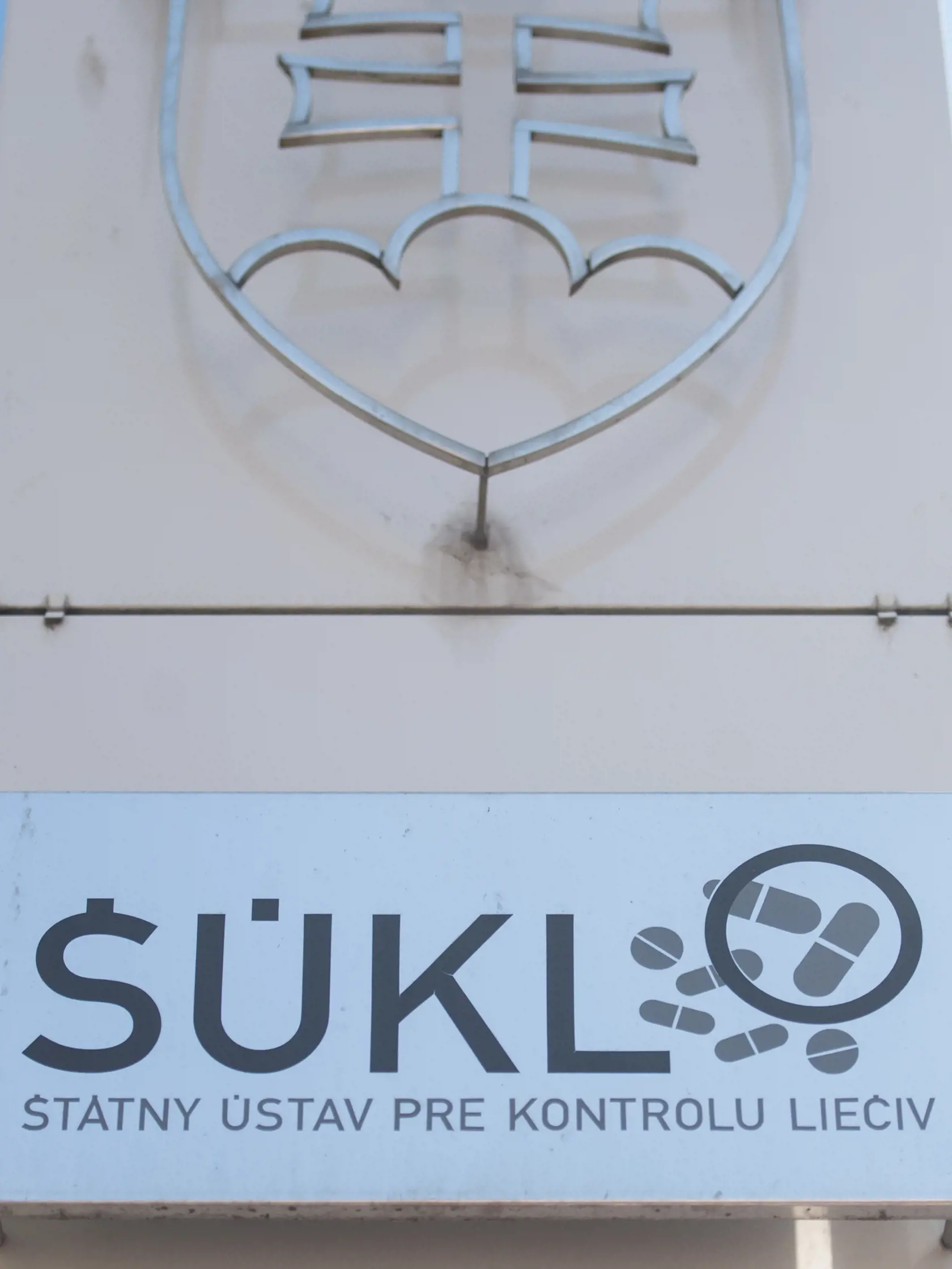 Na snímke tabuľa na budove sídla Štátneho ústavu pre kontrolu liečiv (ŠÚKL) 12. apríla 2021 v Bratislave. FOTO TASR - Martin Baumann