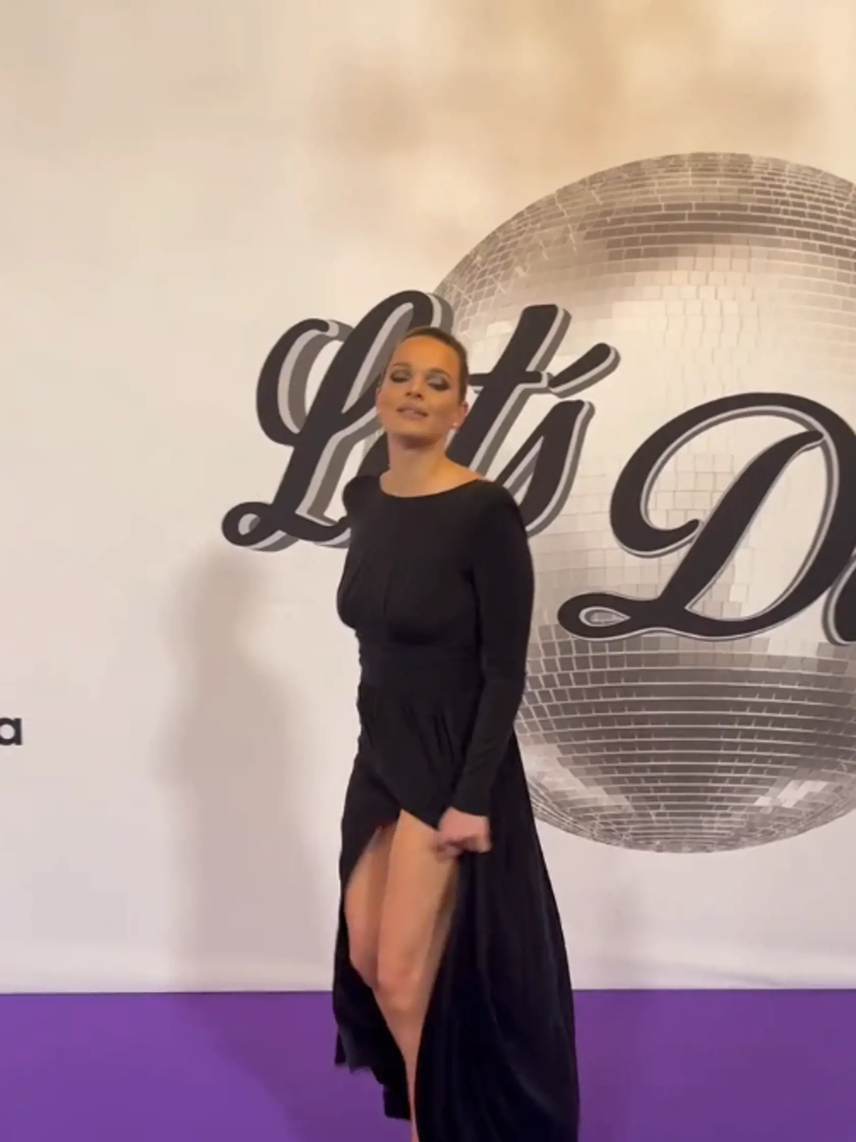 Extenistka zvolila odvážne, vysoko vykrojené čierne šaty, s ktorými mala občas čo robiť. Keď chcela zaujať pózu pre fotografov a upraviť si outfit do dokonalej polohy, s hriešne vysoko vykrojenými šatami poriadne zápasila s tým, aby neodhalila všetkým rozkrok.