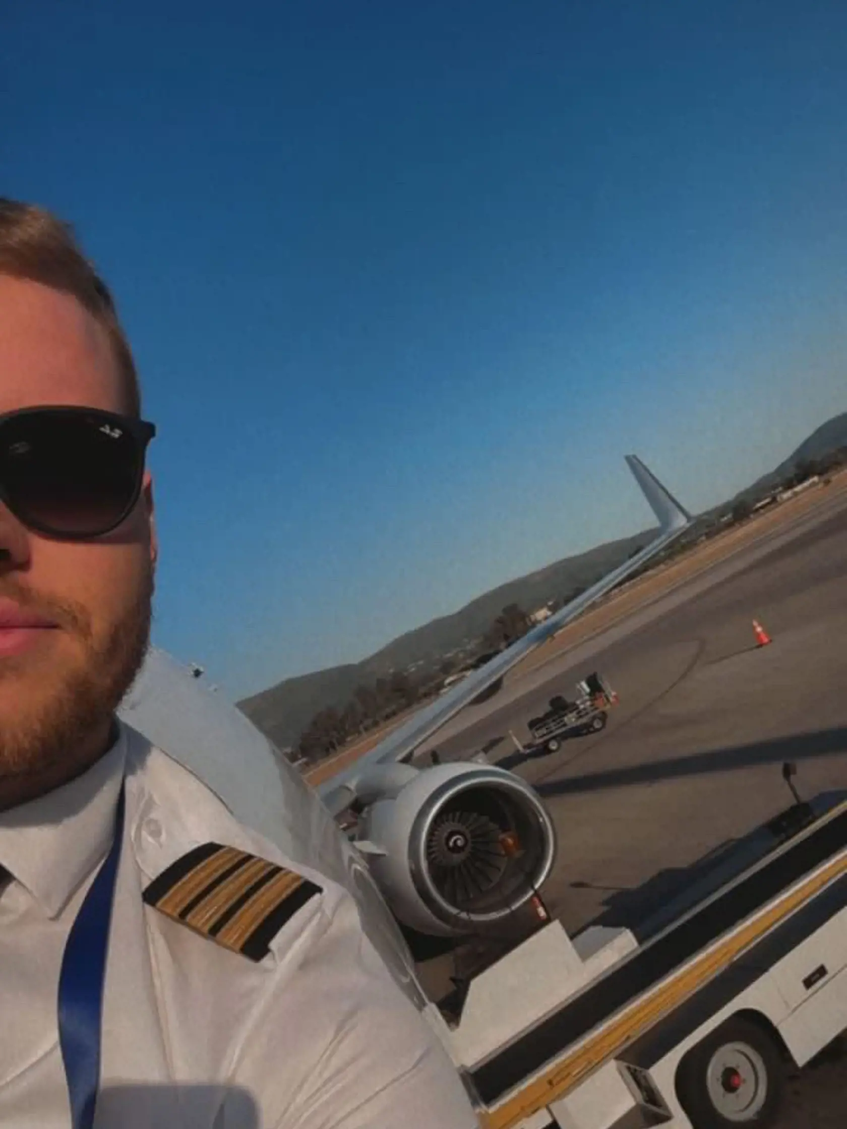 Licencovaný pilot dopravného lietadla Martin Voštinár aktuálne vozí dovolenkárov z Bratislavy do najobľúbenejších destinácií Slovákov. „Ľudia ma môžu teraz zastihnúť prevažne na linkách z Bratislavy najmä do Antalye, Larnaky alebo na grécke ostrovy,“ prezradil.