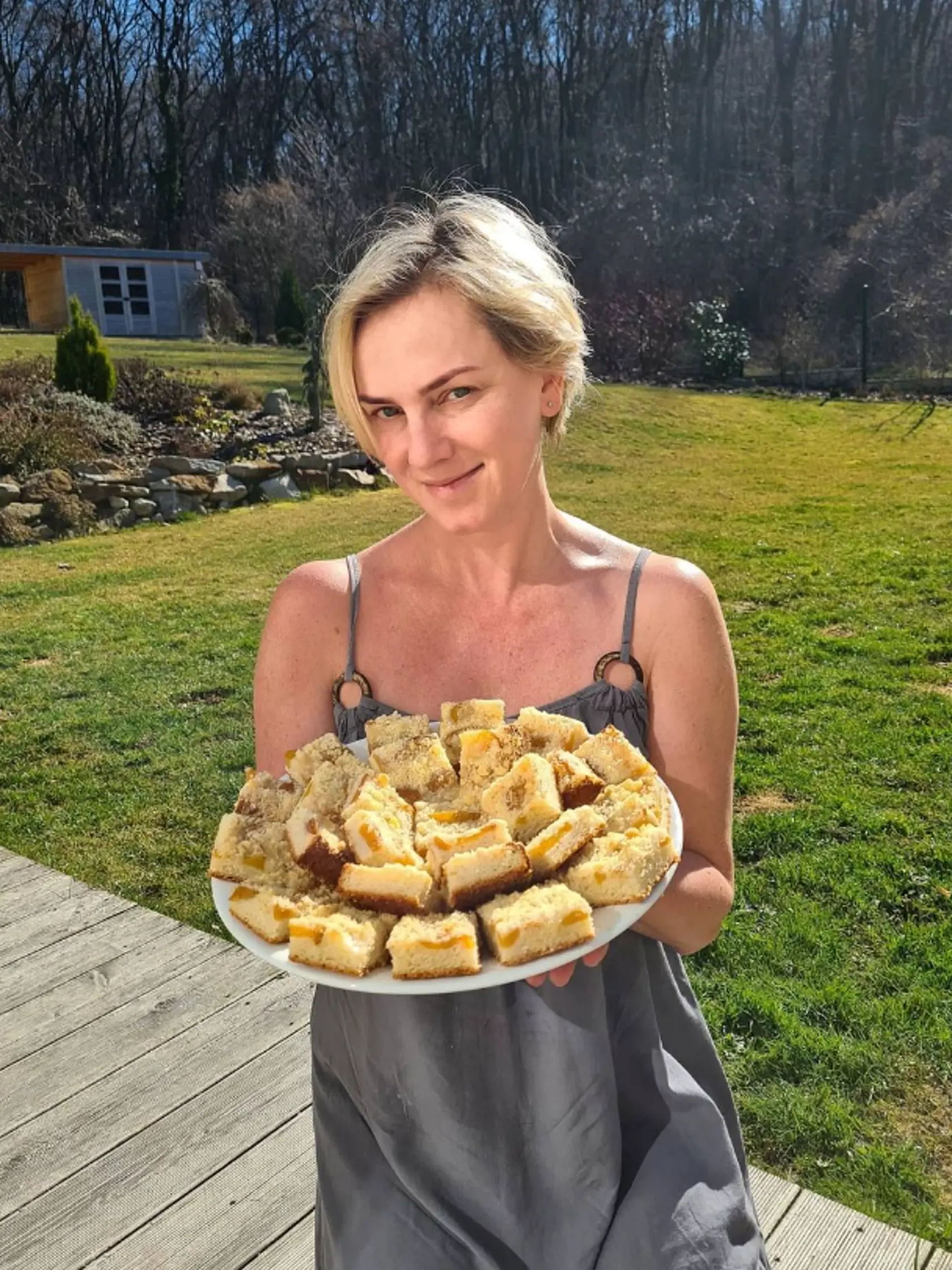 Monika Hilmerová sa pýši obrovskou záhradou v rakúskom Hainburgu.