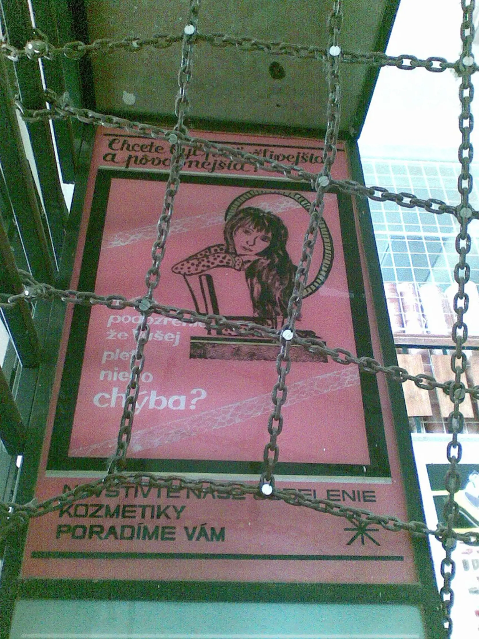 V obchodnom dome v centre Sniny zastal čas. Zákazníkov lákajú na reklamné pútače zo socializmu. 