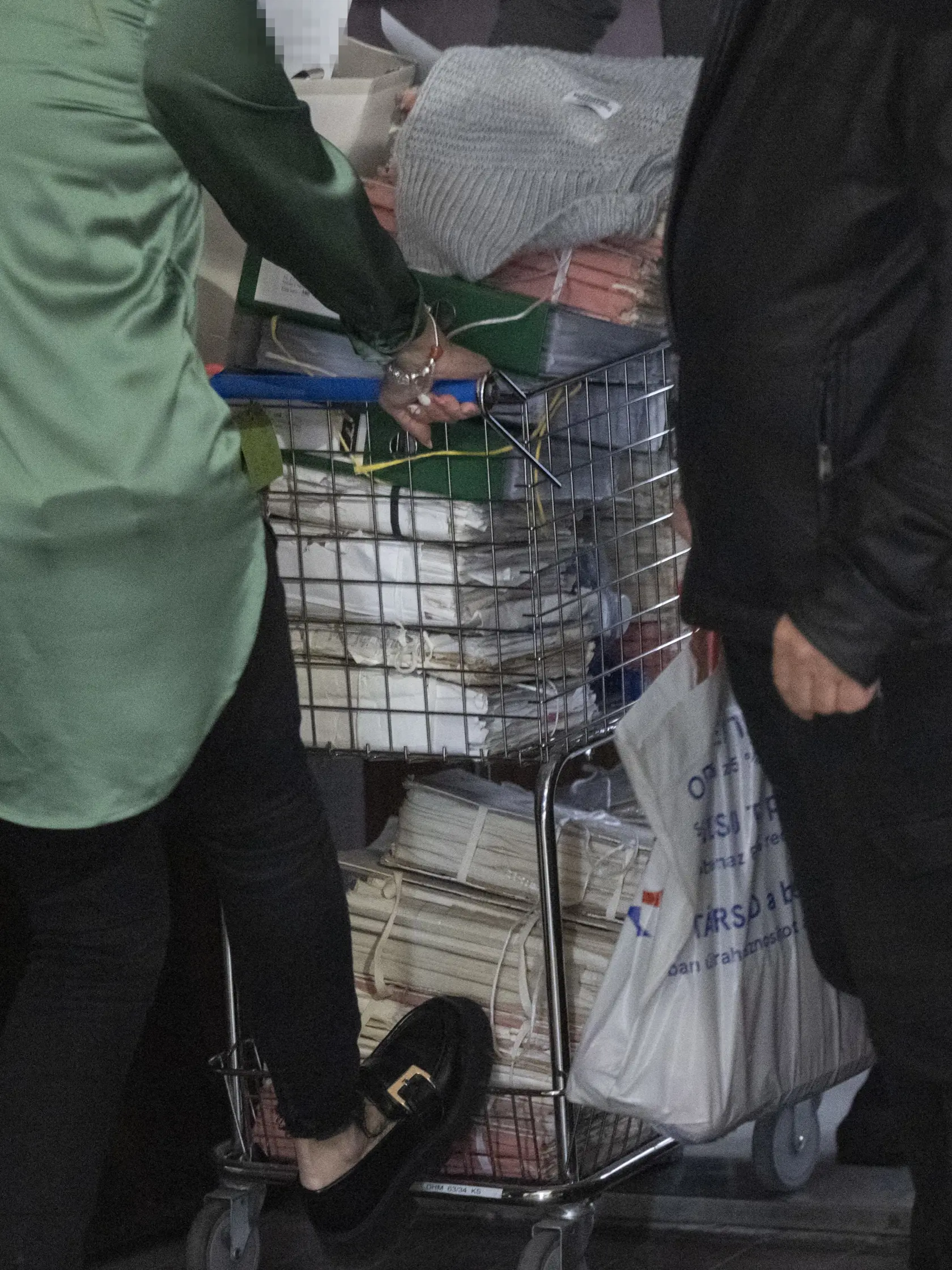 Pracovníčka súdu priváža spisy v kauze vraždy medičky Ľudmily Cervanovej do súdnej siene na Krajskom súde v Bratislave v pondelok 30. septembra 2024.