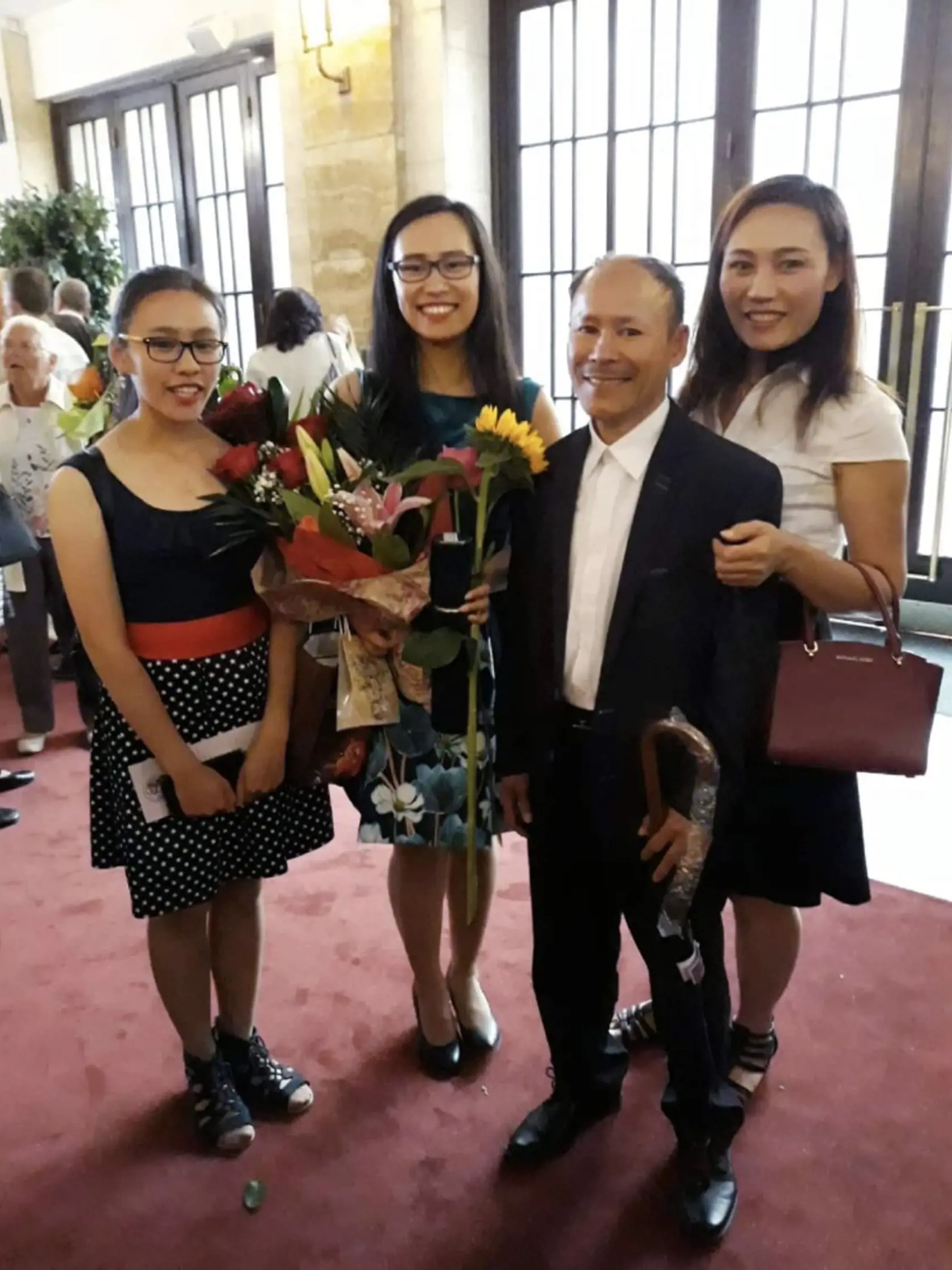 Linh (+18) so sestrou Thuong a rodičmi.