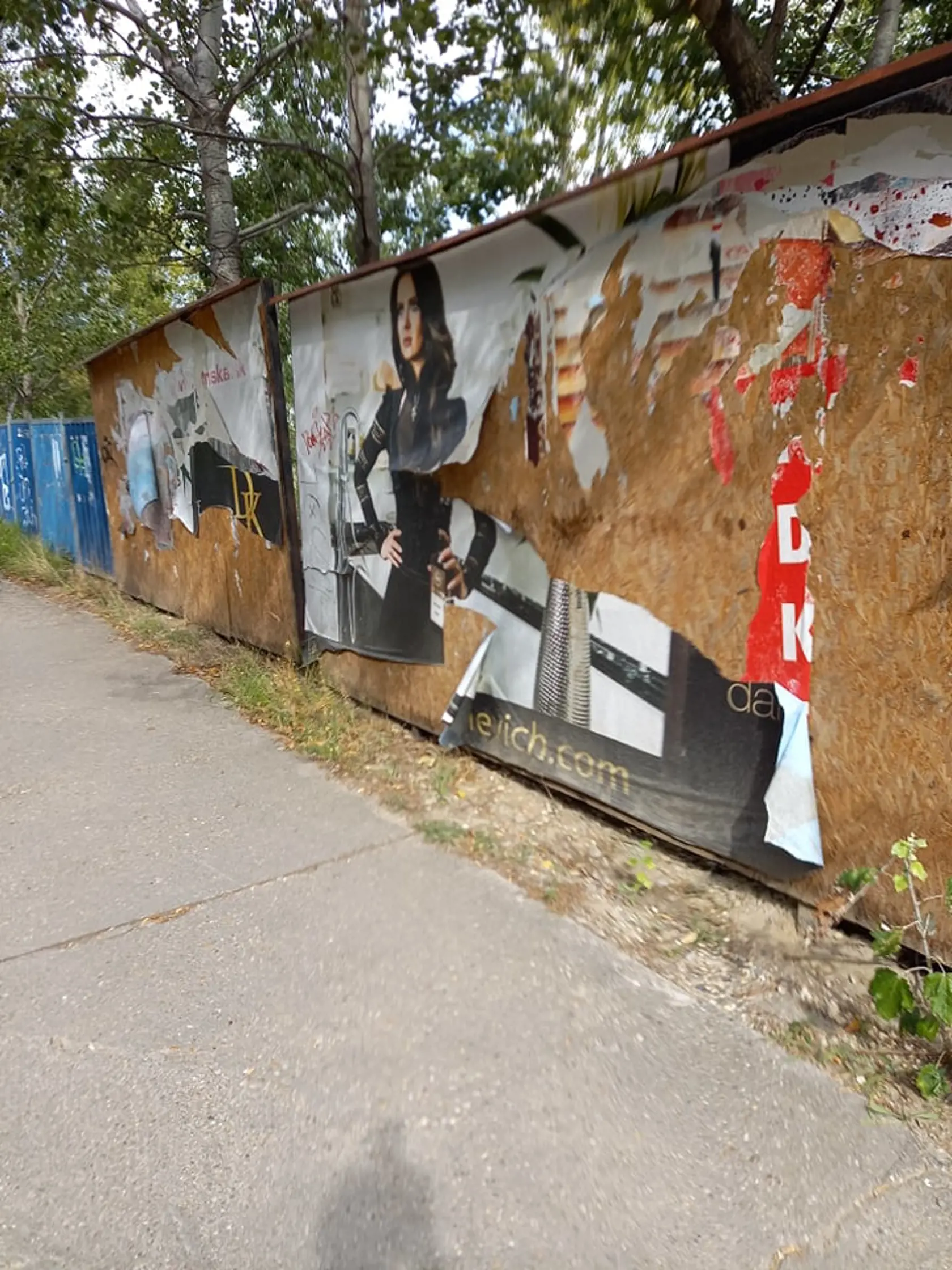 23. september 2020: Billboard na kozmetické služby Daniely Kralevich, kde na Tomášikovej ulici búralo auto tejto návrhárky a bývalej missky, je strhnutý.
