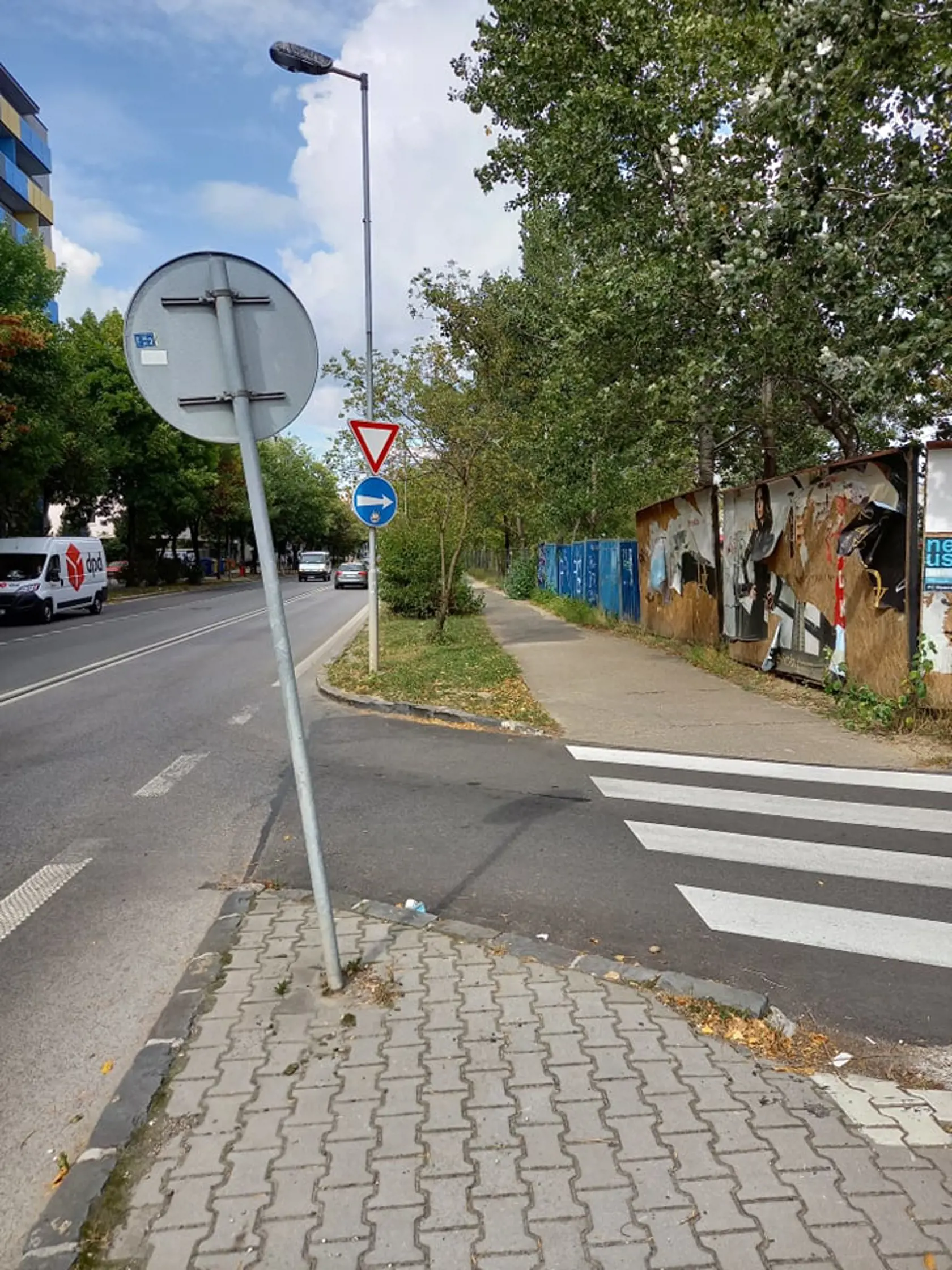 23. september 2020: Bilbord Daniely Kralevich (vpravo) je strhnutý.