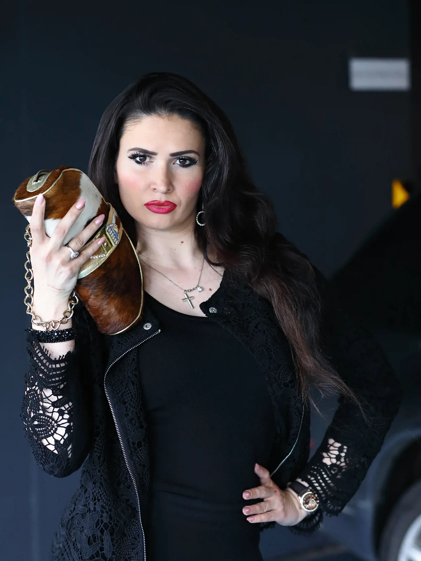 Daniela s kabelkou z vlastnej tvorby.