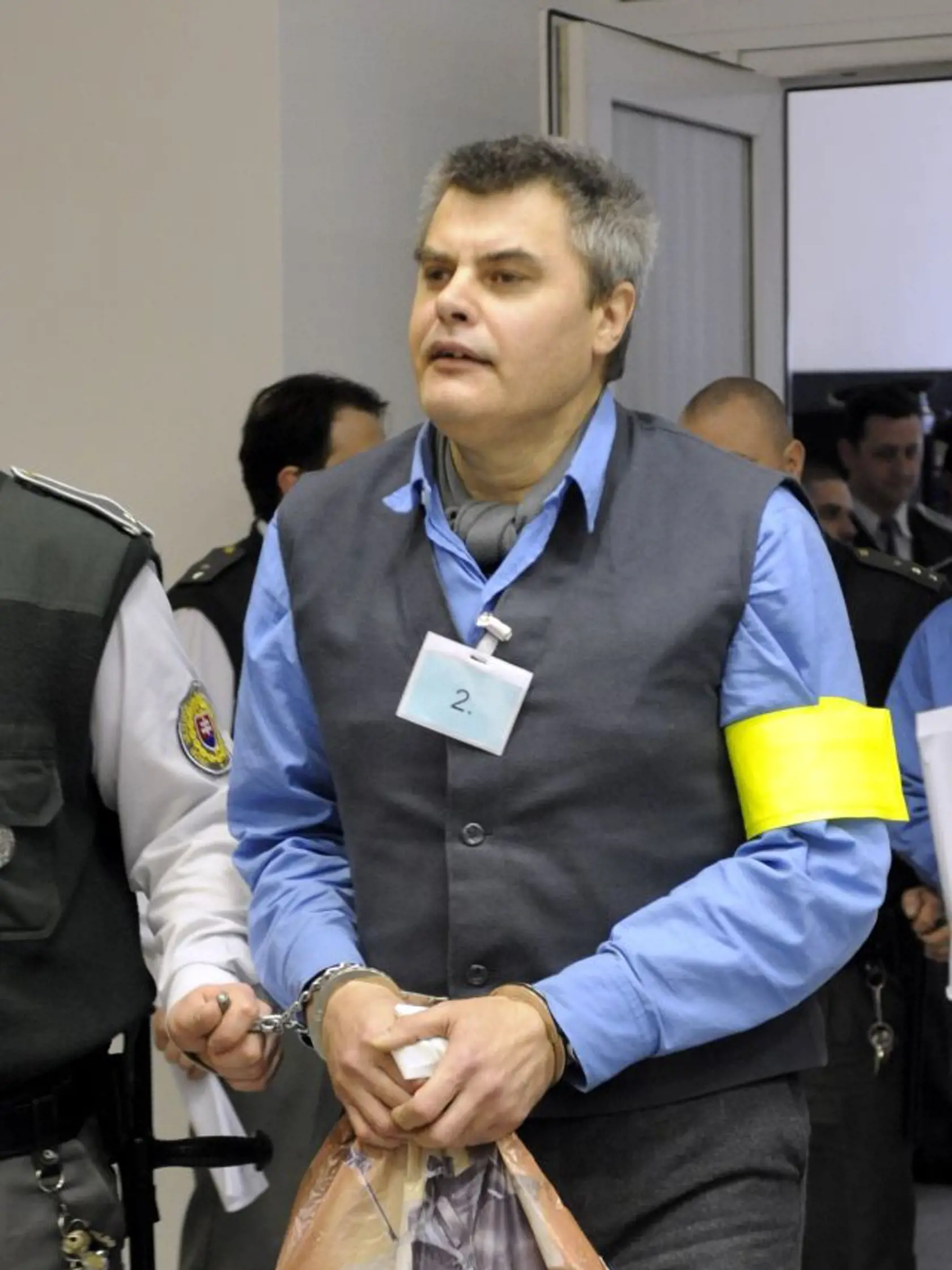 V bratislavskom Ústave na výkon väzby sa dnes zaèalo verejné zasadnutie, na ktorom by mal Najvyšší súd SR rozhodnú o odvolaní v prípade ekonomickej èasti kauzy kyselinári. Pred trojèlenný senát predviedli z výkonu trestu troch obžalovaných Rastislava Š., Jozefa K. (na snímke) a Dušana P., ostatní sú stíhaní na slobode. FOTO TASR - Štefan Puškáš  *** Local Caption *** Jozef Kákony   Rastislav Šitta  Dušan Pokrývka