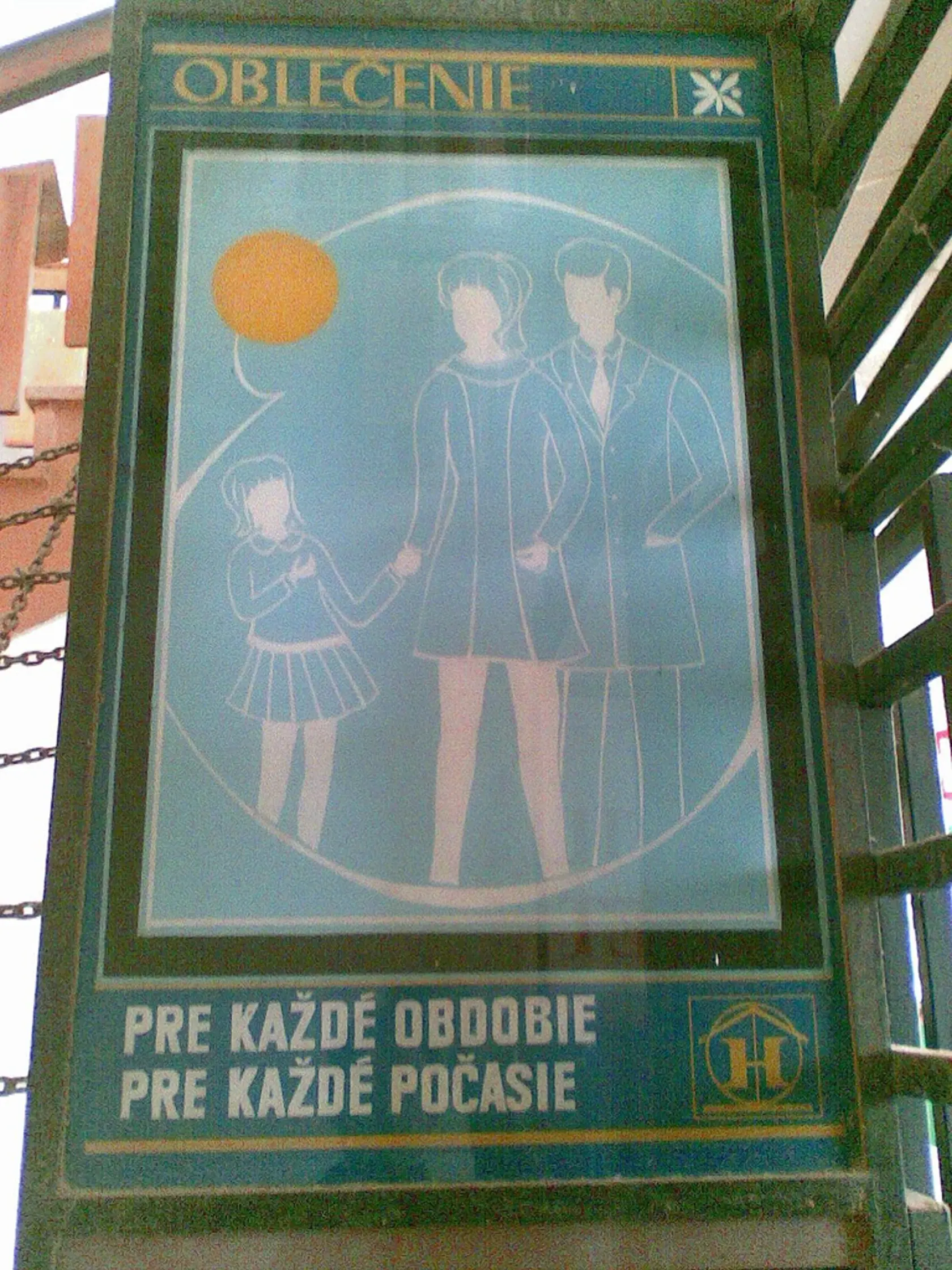 V obchodnom dome v centre Sniny zastal čas. Zákazníkov lákajú na reklamné pútače zo socializmu. 