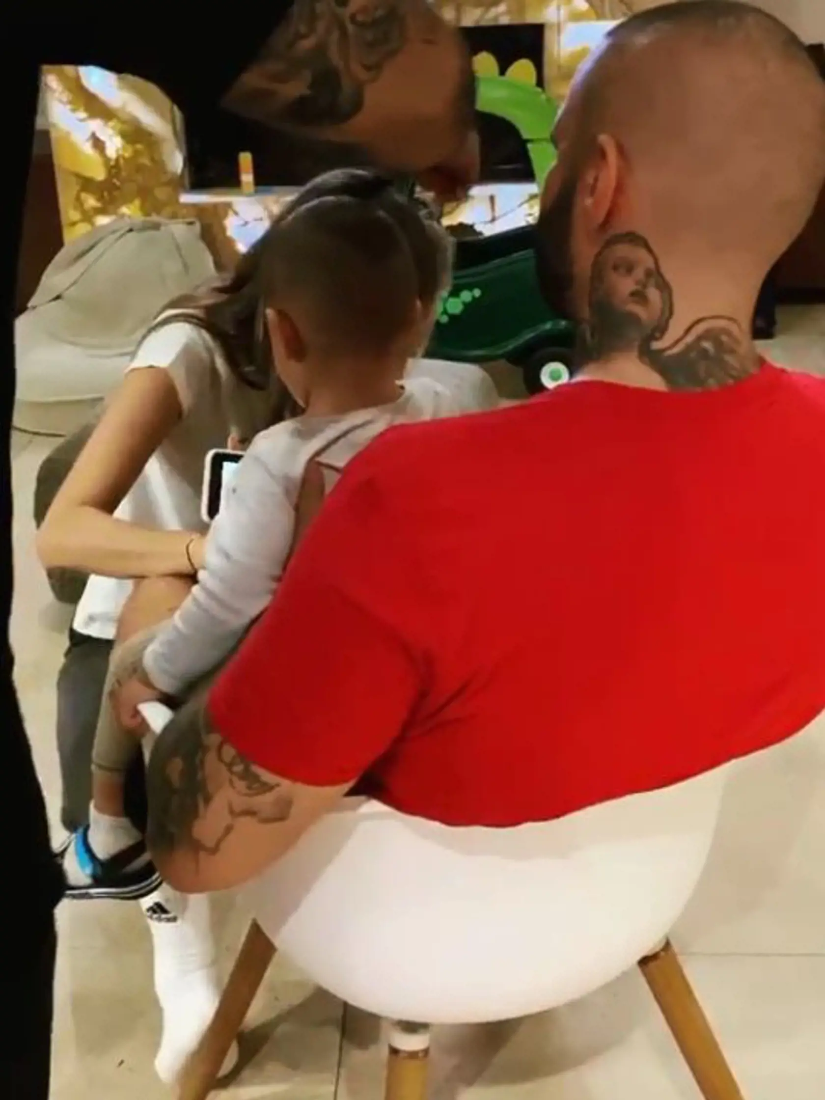 Rytmusov syn Sanel si užil služby barbera ako dospelák.