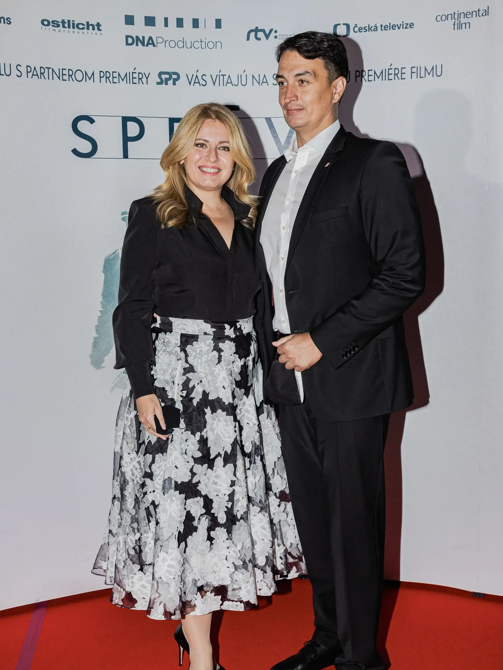 Na snímke prezidentka Zuzana Čaputová s partnerom Jurajom Rizmanom prichádzajú na premiéru filmu Petra Bebjaka, Správa.