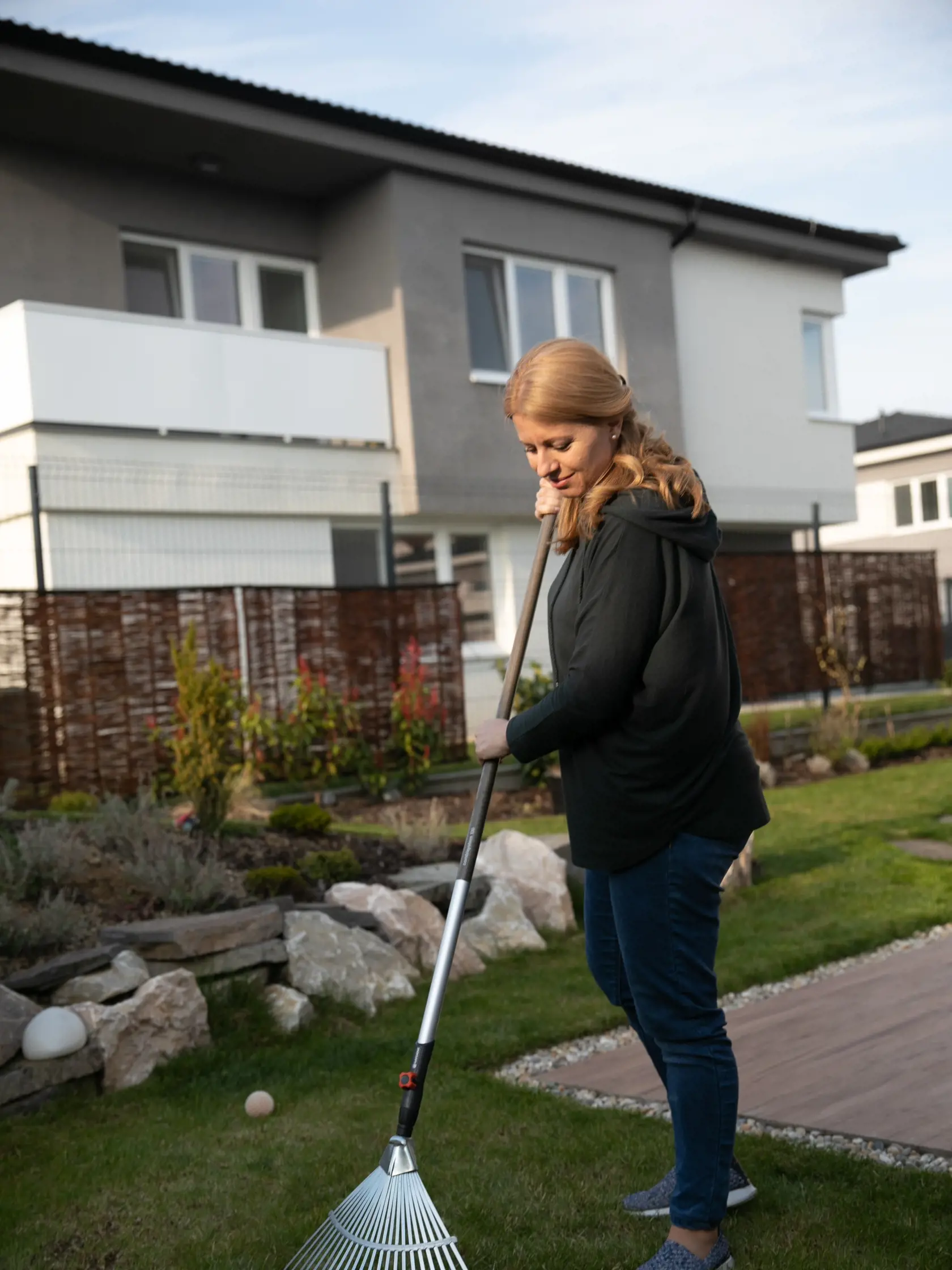 Na fotke prvá slovenská prezidentka Zuzana Čaputová. Práca v záhrade je pre ňu relaxom.