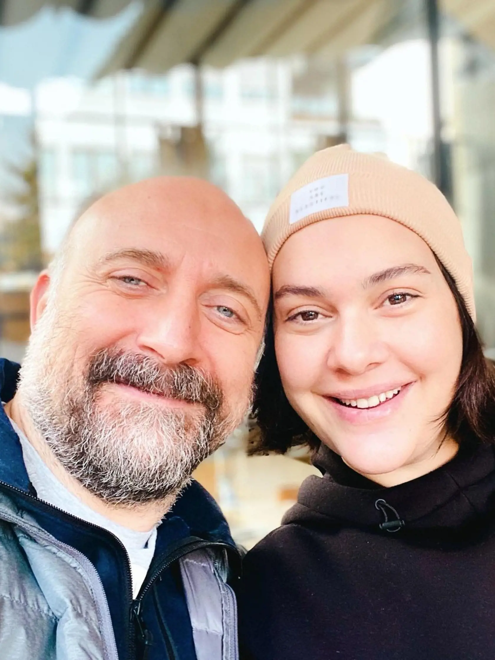Bergüzar Korel s manželom.