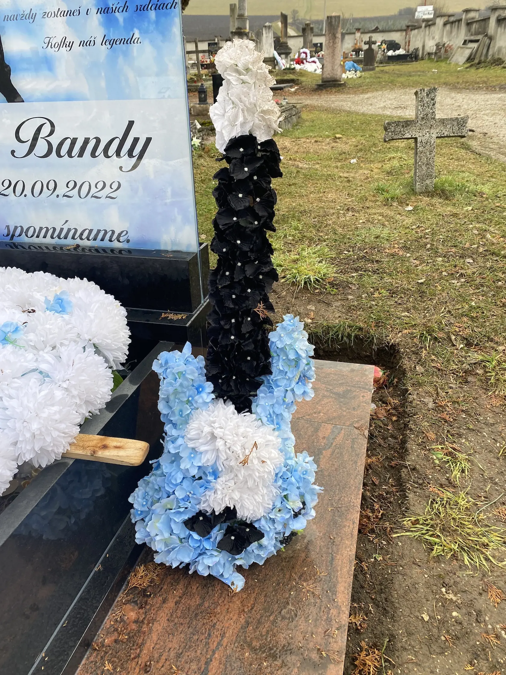 Nechýba ani gitara z kvetov! Hrob zosnulého obľúbeného rómskeho speváka zo Spiša Ladislava Bandyho (†46) alias Kokyho sa od iných honosných rómskych hrobov líši. Jeho je farebný!