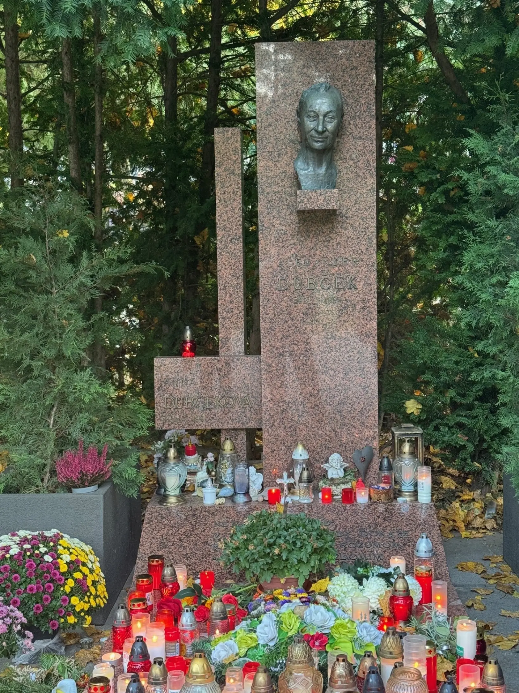 Politik Alexander Dubček, vedúca osobnosť Pražskej jari. Cintorín Slávičie údolie.