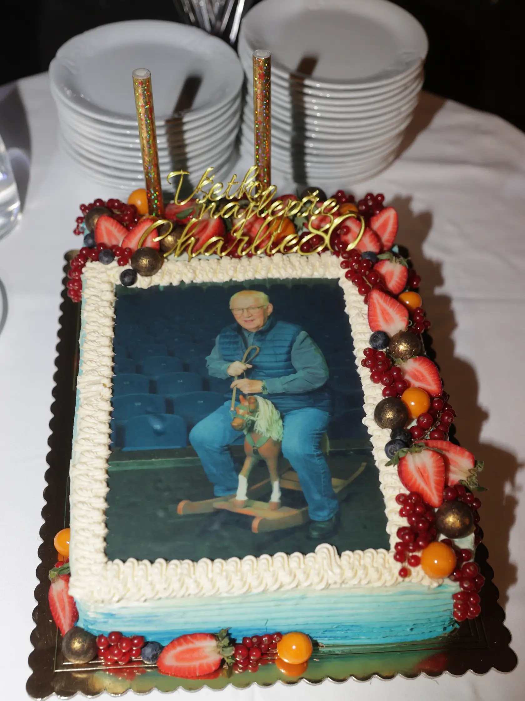 Herec Karol Čálik oslávil okrúhlu 80-ku po predstavení Mačky v divadle Nová Scéna. Torta pre jubilanta s jeho podobizňou.