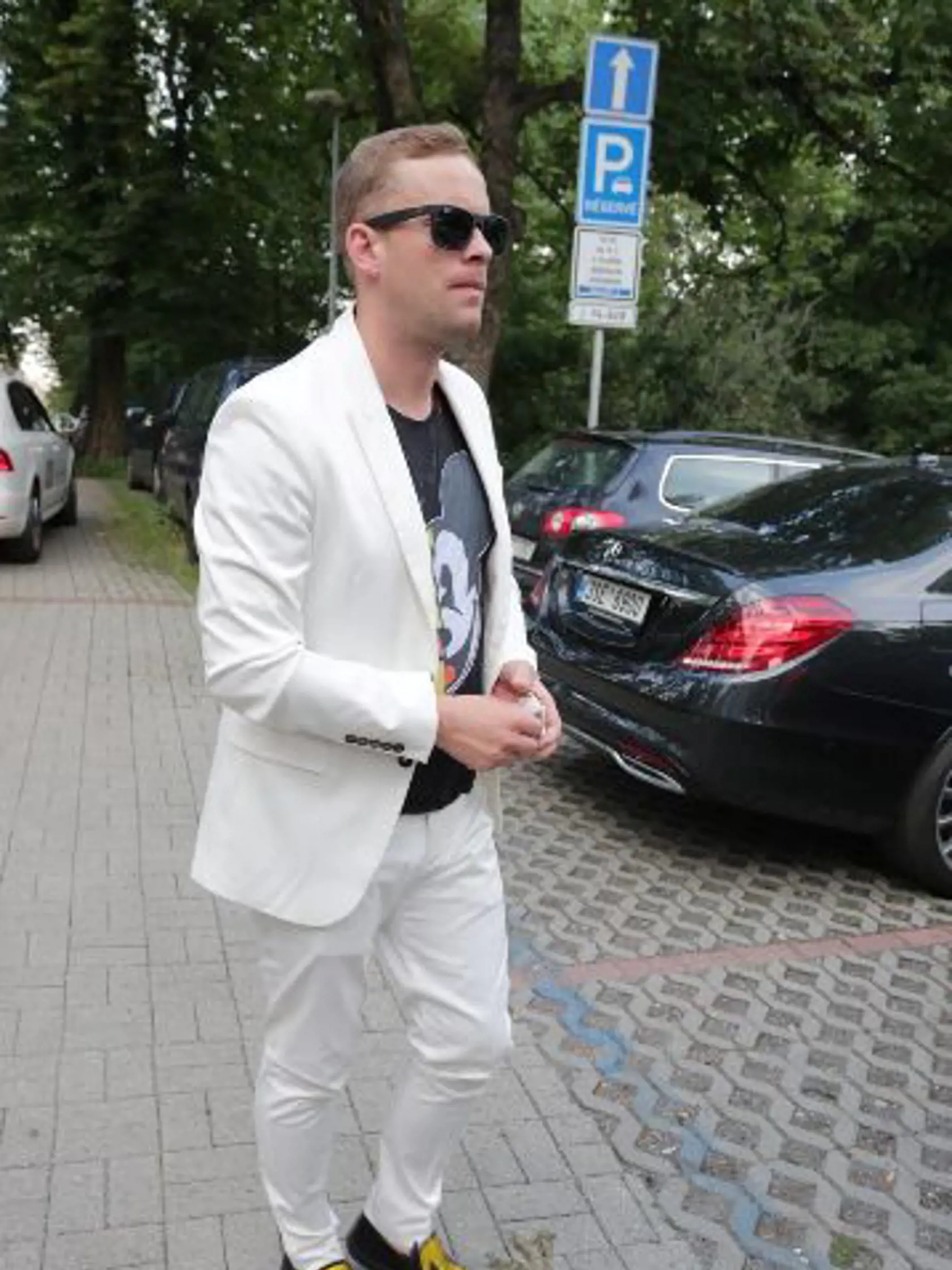 Jakub Prachař prišiel v tričku s Mickey Mousom a so smajlíkmi na topánkach.
